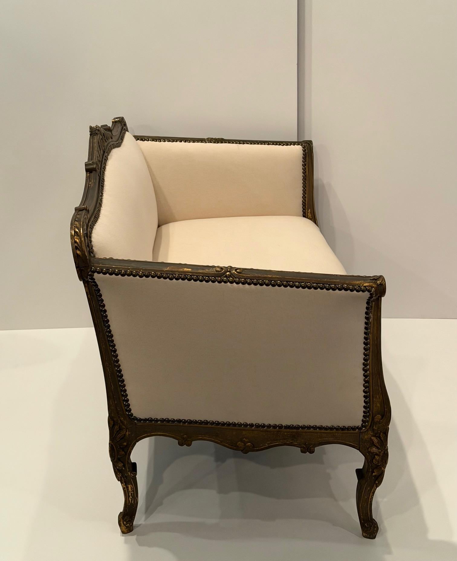 Magnifique Canapé Loveseat français ancien de style Louis XVI nouvellement tapissé en vente 3