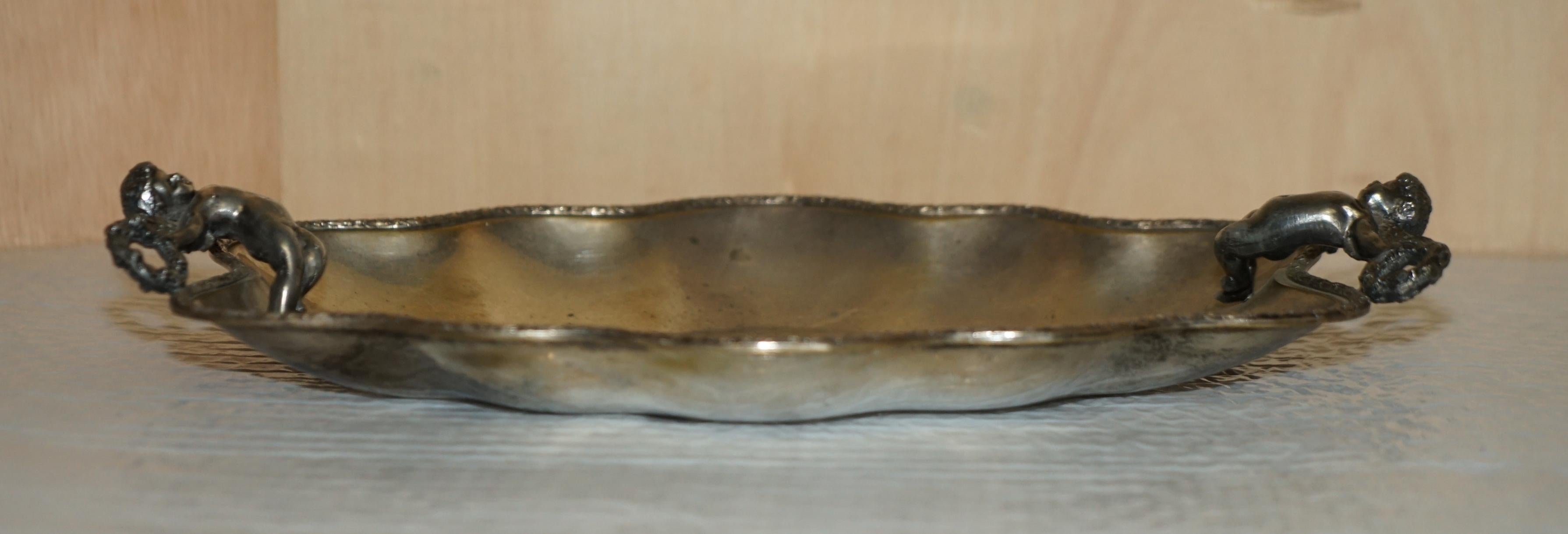 Preciosa Bandeja de Servir con Asa de Querubín Antiguo y Original Acabado Desgastado Chapado en Plata en venta 4