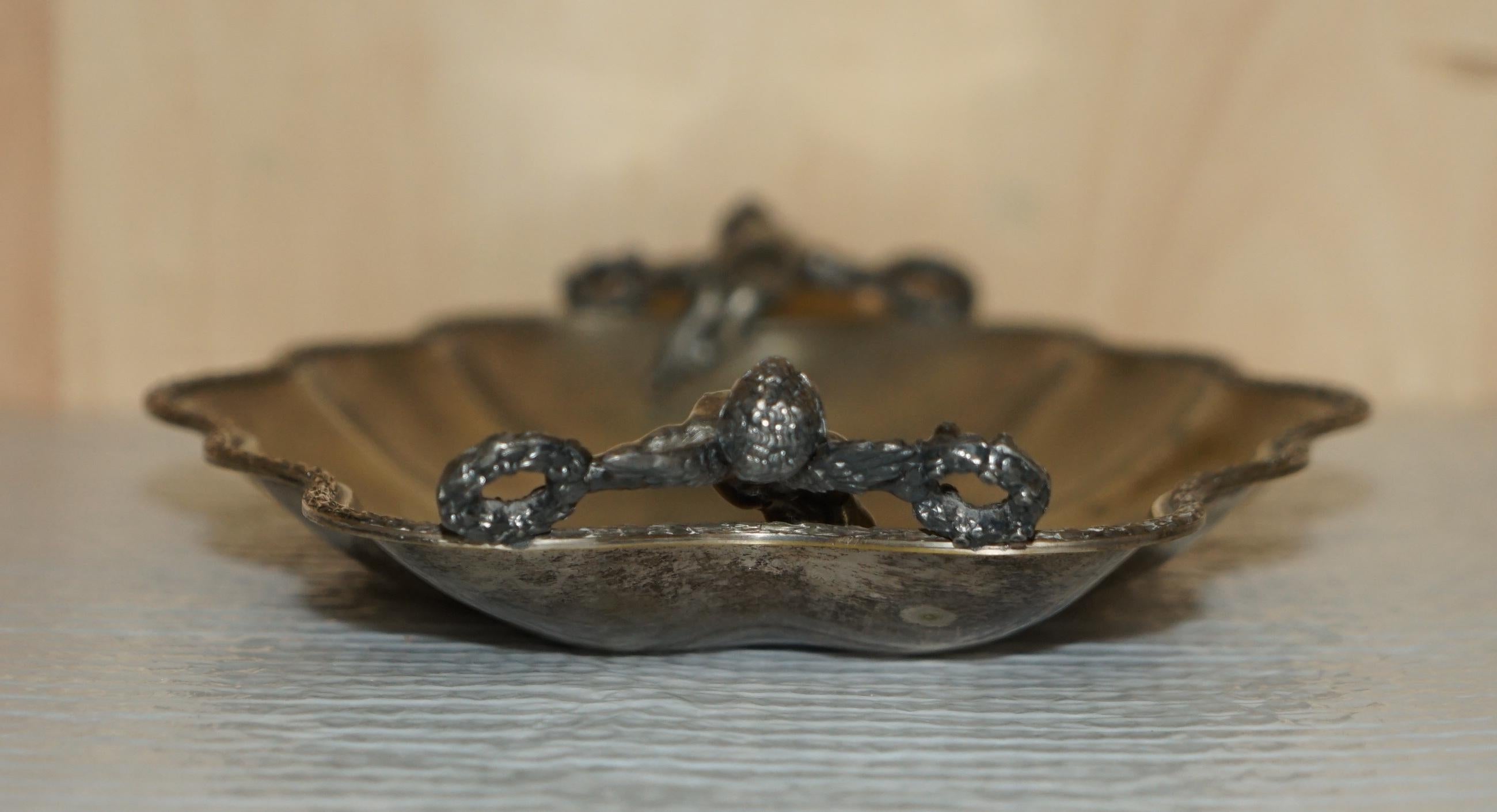 Preciosa Bandeja de Servir con Asa de Querubín Antiguo y Original Acabado Desgastado Chapado en Plata en venta 5