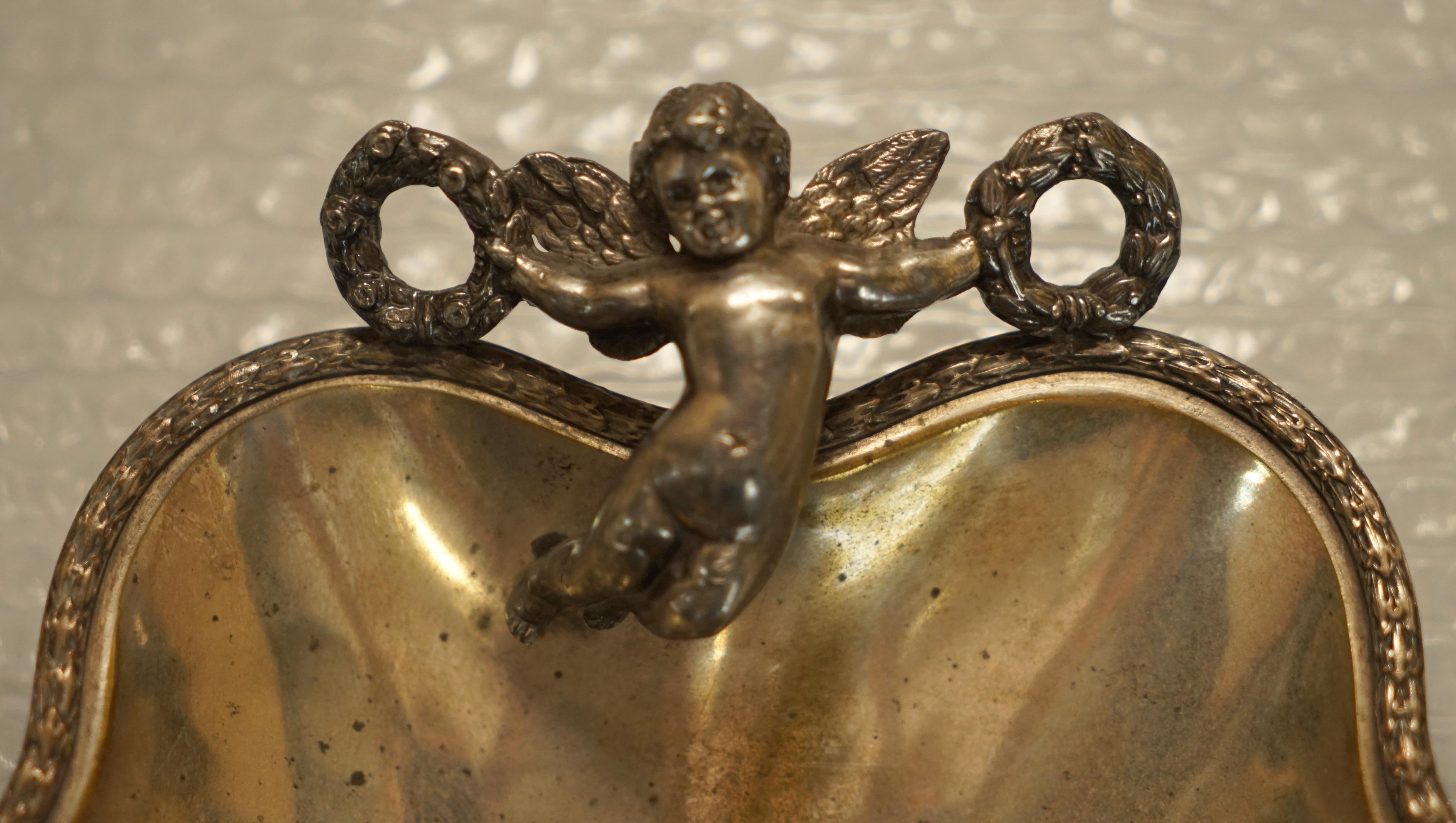 Preciosa Bandeja de Servir con Asa de Querubín Antiguo y Original Acabado Desgastado Chapado en Plata en venta 8