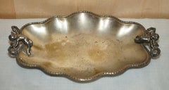 Schönes antikes, versilbertes Original-Serviertablett mit getragenem Cherubgriff