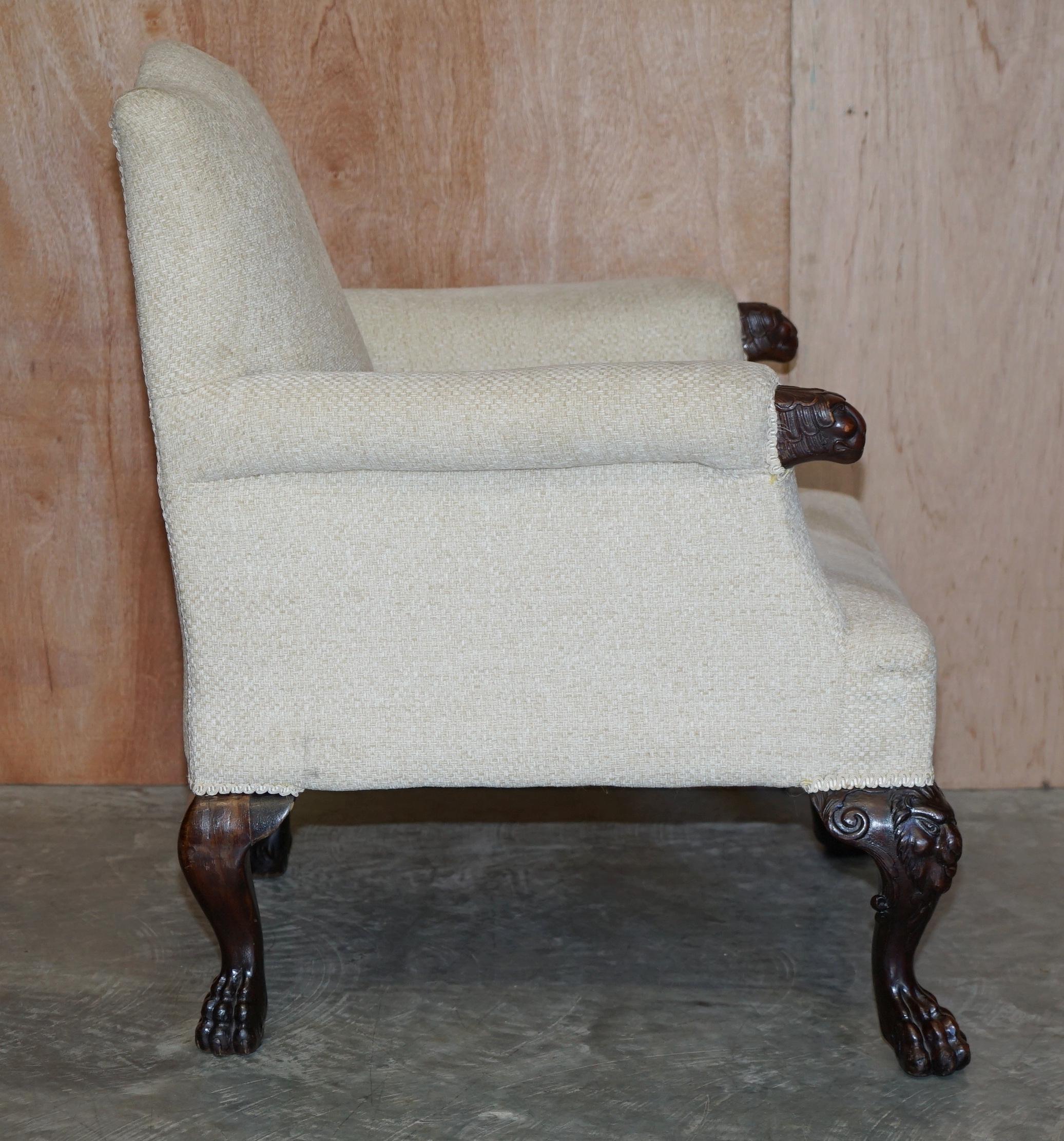 Ravissant fauteuil club bibliothèque ancien orné de pieds en pattes de lion en poils de lion sculptés à la main en vente 4