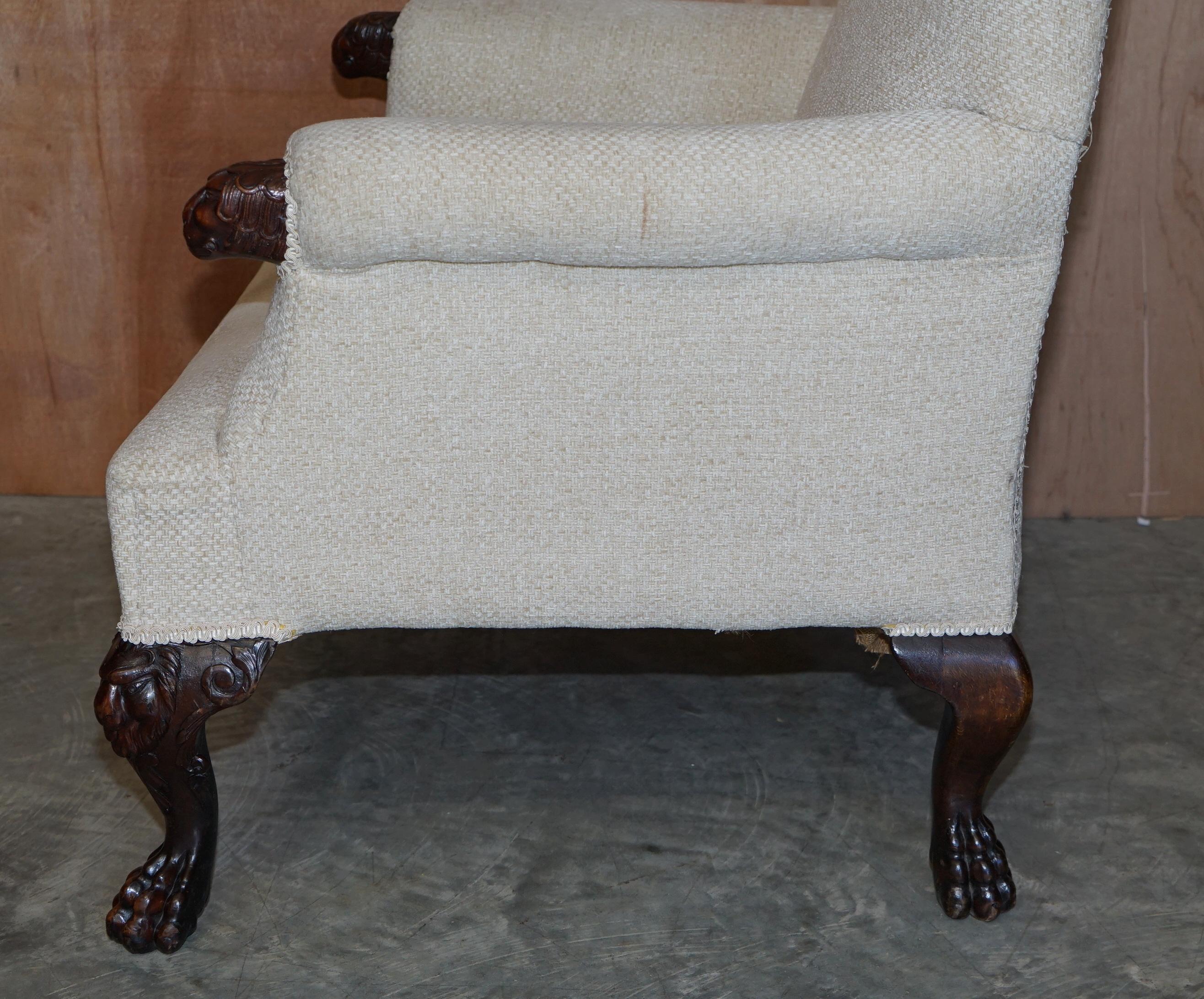 Ravissant fauteuil club bibliothèque ancien orné de pieds en pattes de lion en poils de lion sculptés à la main en vente 9