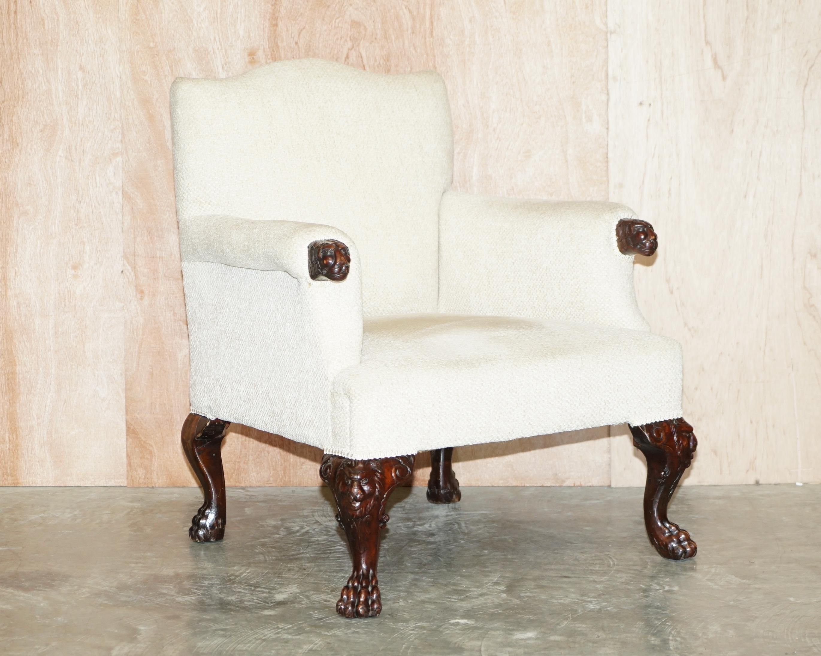 Nous sommes ravis d'offrir à la vente ce beau fauteuil de lecture de bibliothèque antique Victorien sculpté à la main avec des pieds de pattes de poils de lion

Très confortable et bien faite, cette chaise est un pur meuble d'art et est sublime