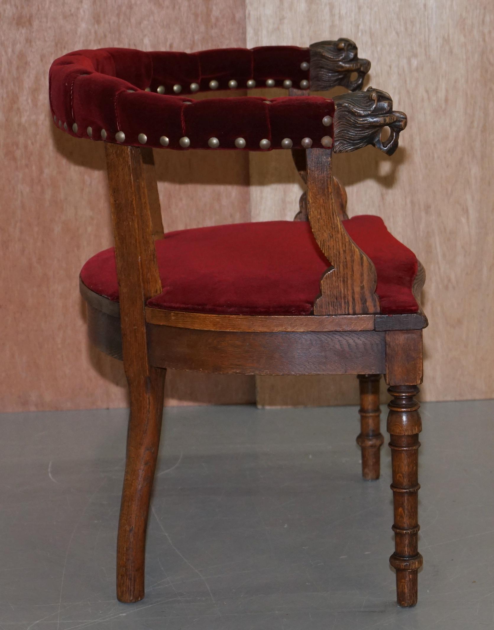 Ravissant fauteuil bergère ancien en chêne sculpté de style Régence avec bras en velours à tête de lion en vente 4