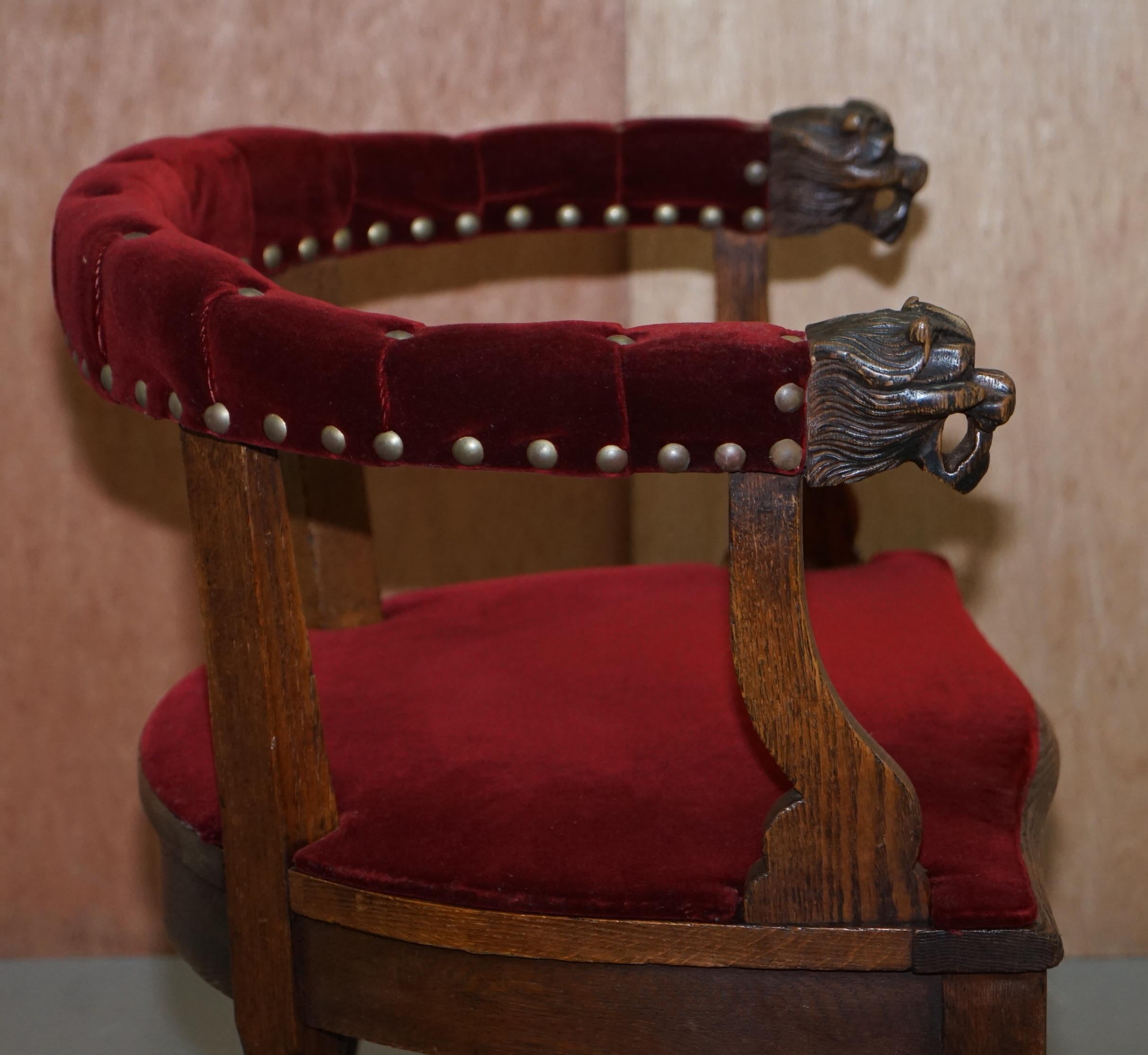 Ravissant fauteuil bergère ancien en chêne sculpté de style Régence avec bras en velours à tête de lion en vente 5