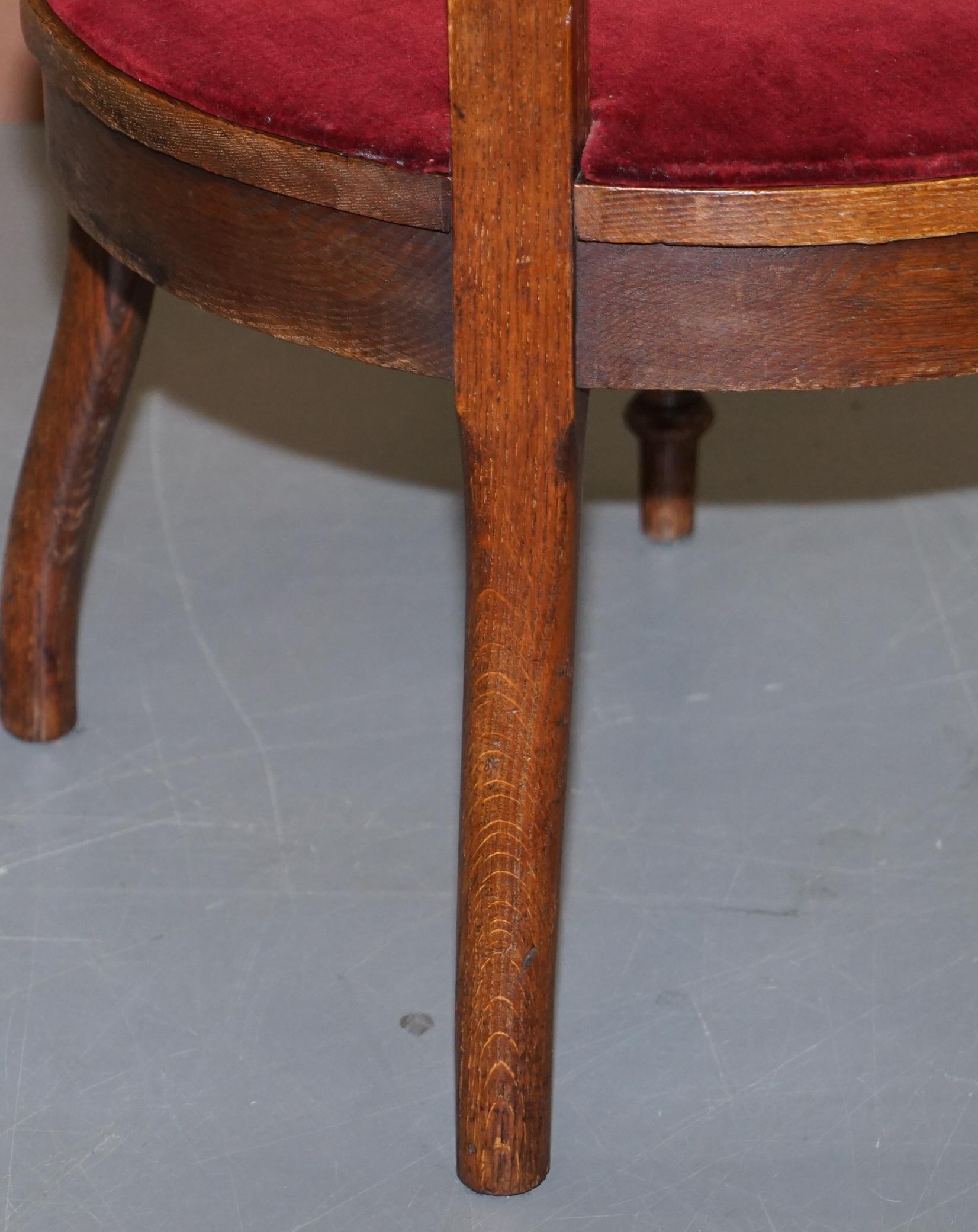 Ravissant fauteuil bergère ancien en chêne sculpté de style Régence avec bras en velours à tête de lion en vente 7