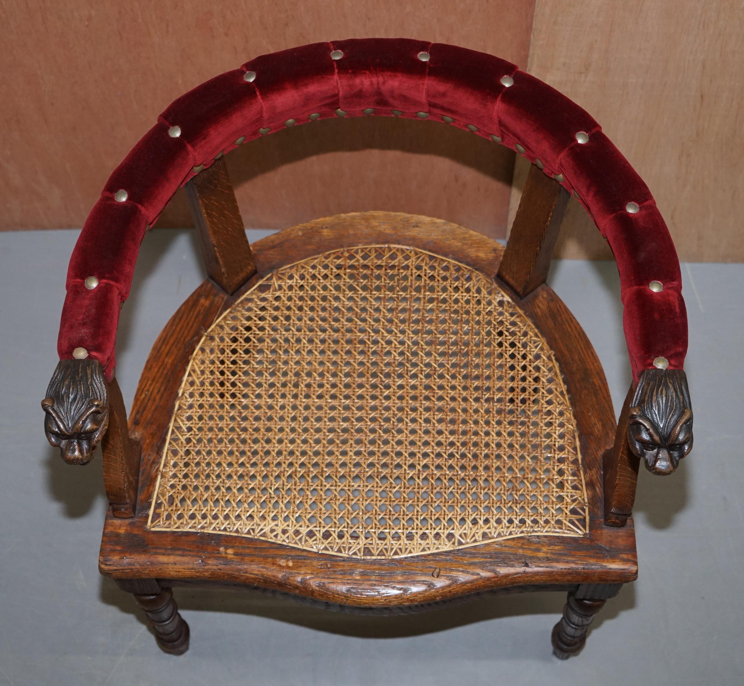 Ravissant fauteuil bergère ancien en chêne sculpté de style Régence avec bras en velours à tête de lion en vente 10