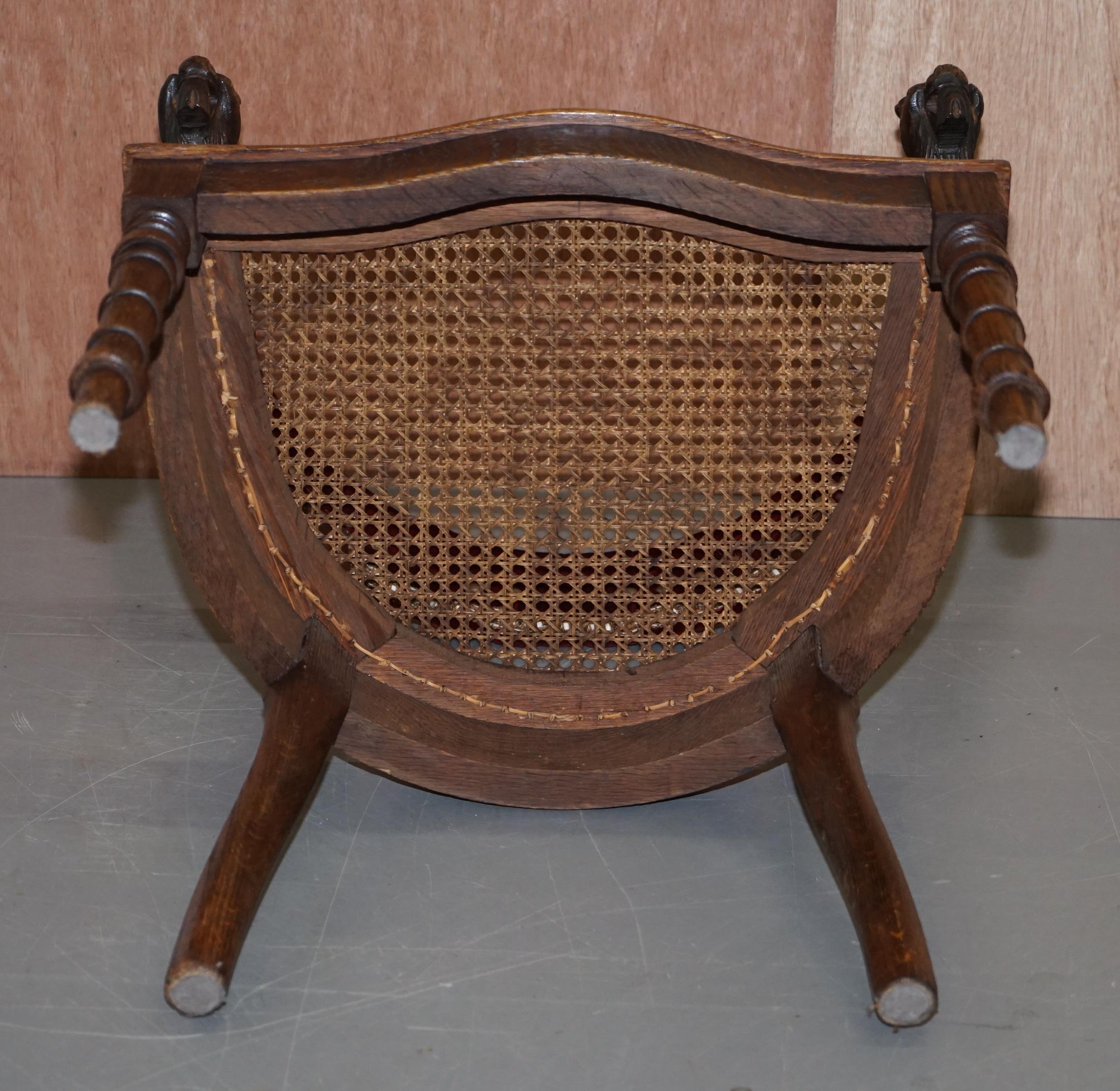 Ravissant fauteuil bergère ancien en chêne sculpté de style Régence avec bras en velours à tête de lion en vente 12