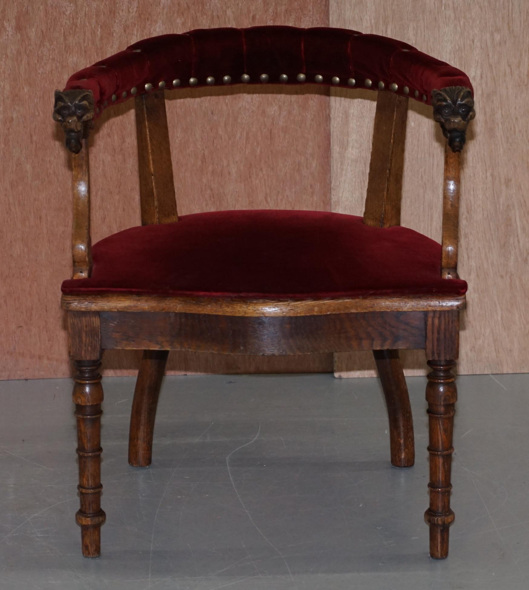 Wimbledon-Mobilier

Wimbledon-Furniture a le plaisir de proposer à la vente ce beau fauteuil bergère d'origine Regency en chêne avec des bras à tête de lion

Veuillez noter que les frais de livraison indiqués ne sont qu'indicatifs, ils ne couvrent