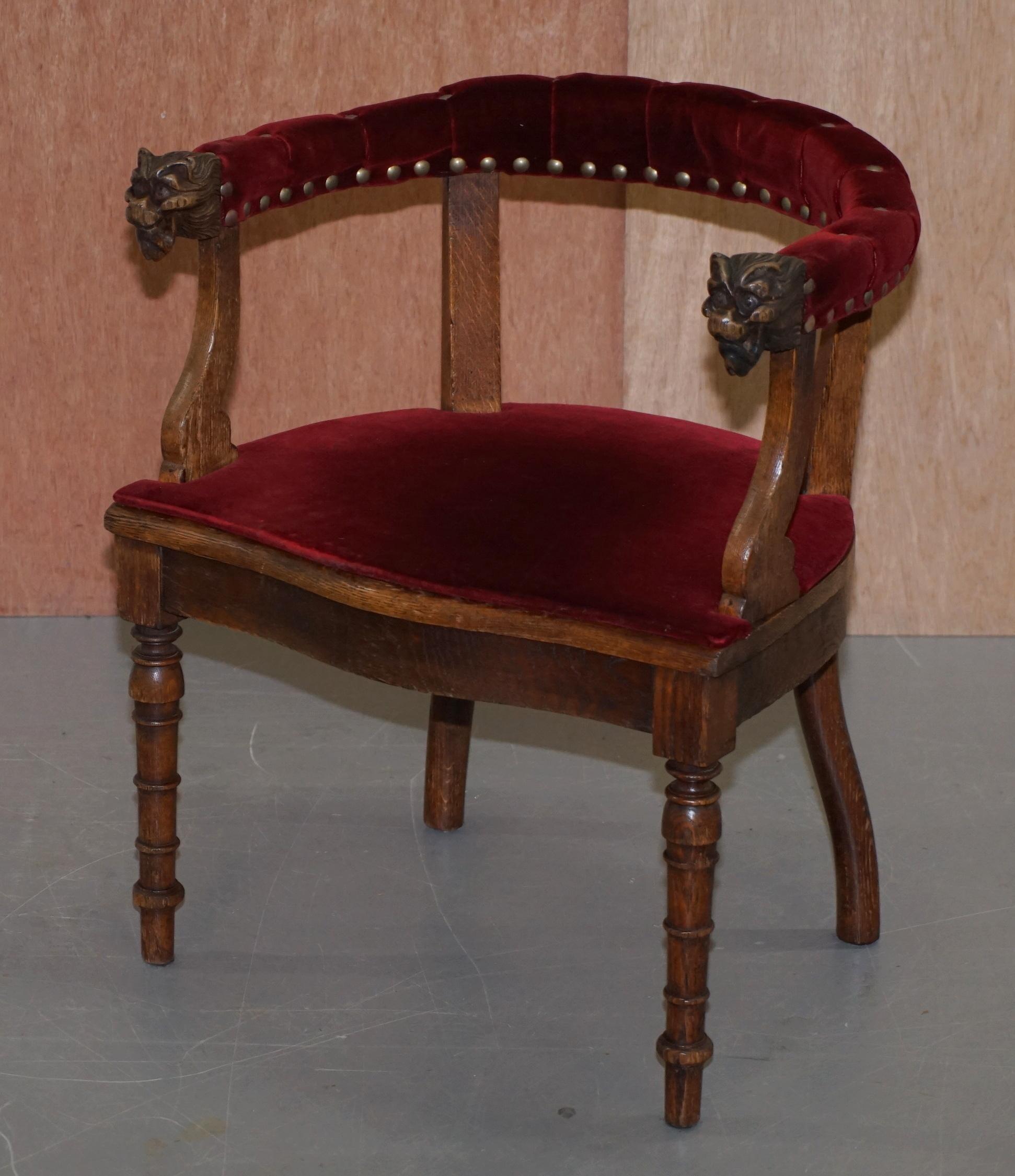 Regency Ravissant fauteuil bergère ancien en chêne sculpté de style Régence avec bras en velours à tête de lion en vente