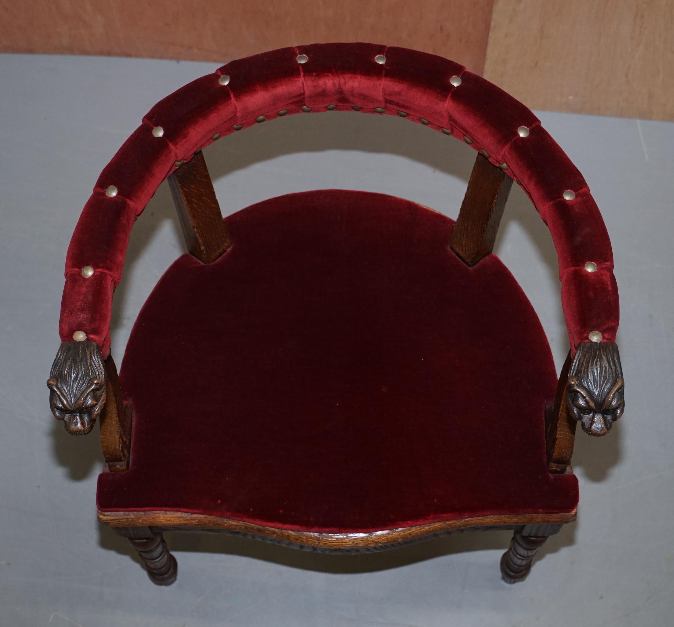 Anglais Ravissant fauteuil bergère ancien en chêne sculpté de style Régence avec bras en velours à tête de lion en vente