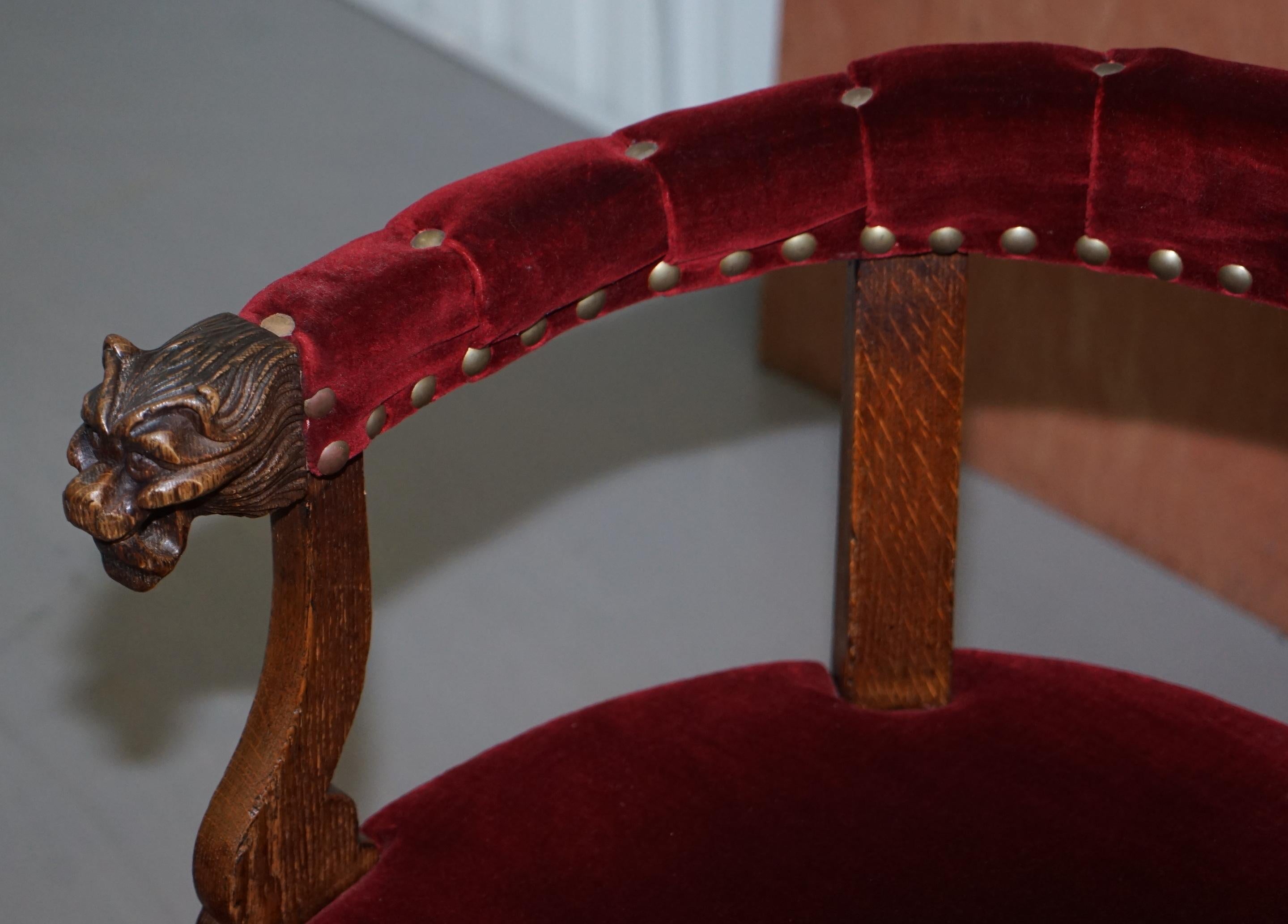 XIXe siècle Ravissant fauteuil bergère ancien en chêne sculpté de style Régence avec bras en velours à tête de lion en vente