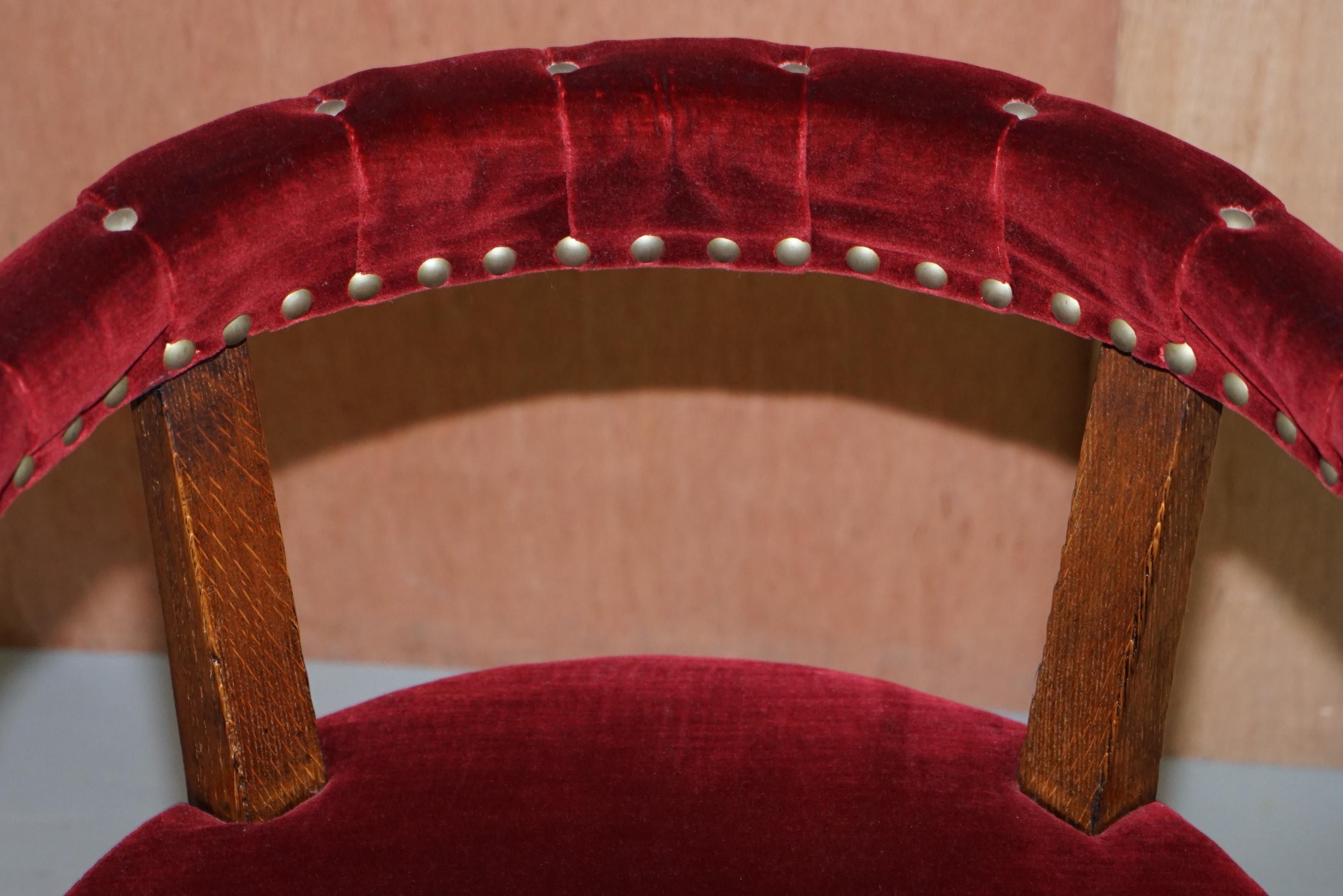Velours Ravissant fauteuil bergère ancien en chêne sculpté de style Régence avec bras en velours à tête de lion en vente
