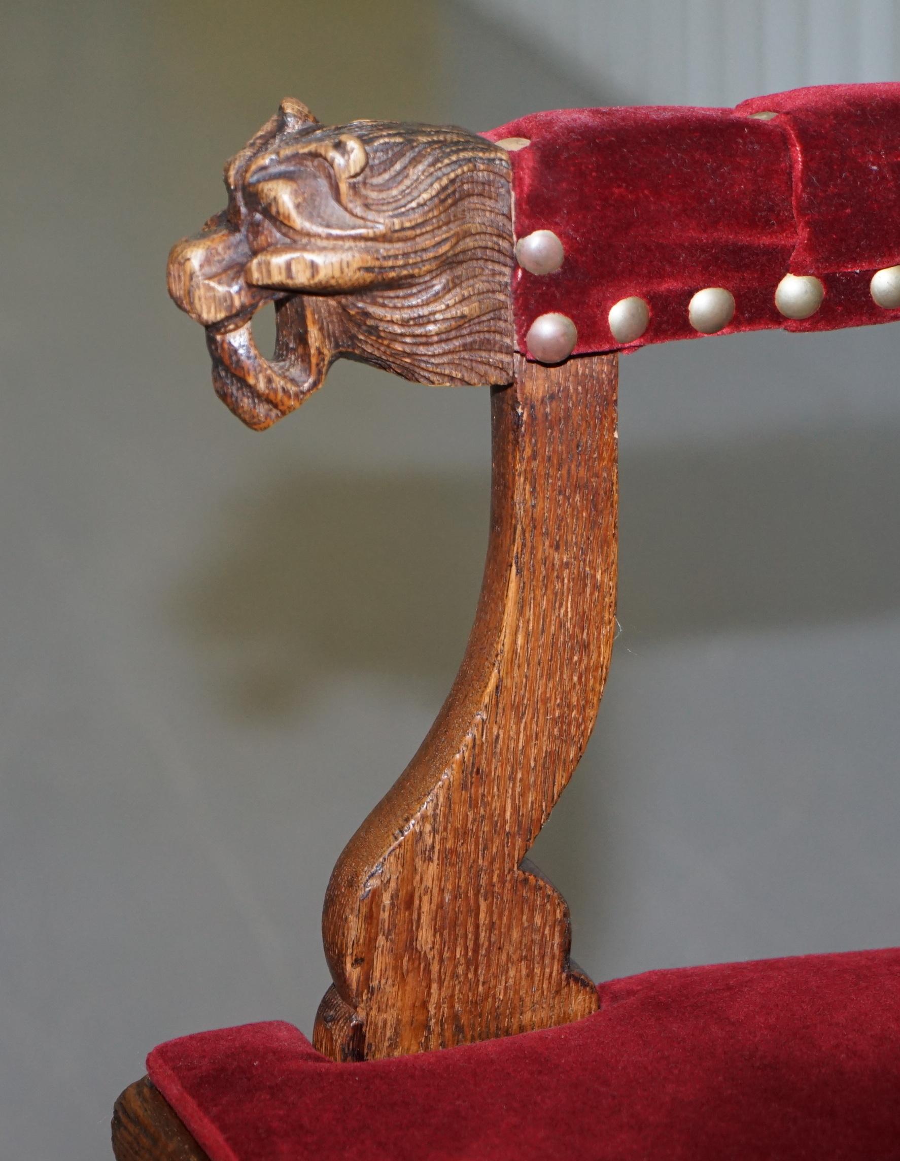 Ravissant fauteuil bergère ancien en chêne sculpté de style Régence avec bras en velours à tête de lion en vente 1