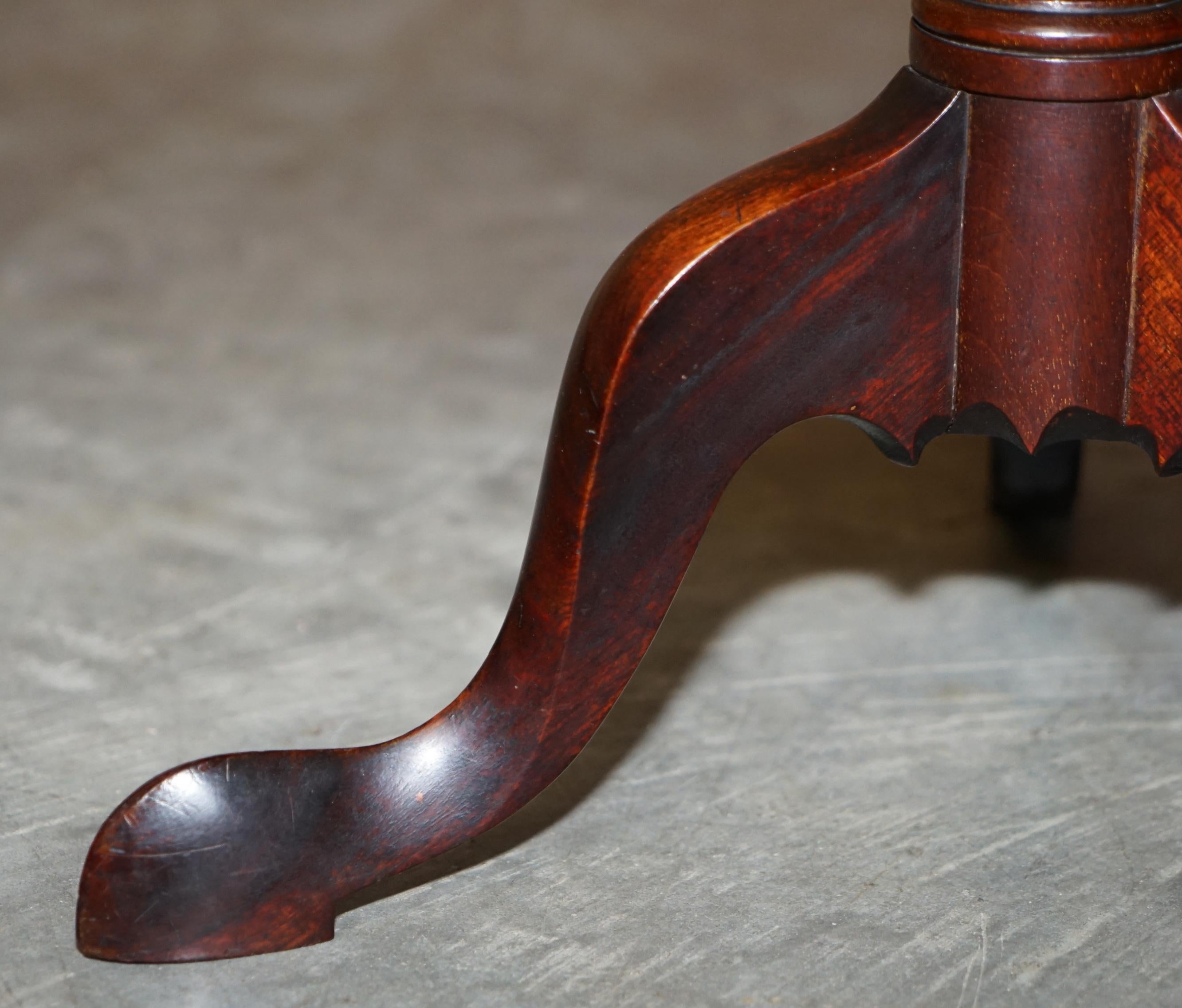 Ravissante lampe d'appoint ancienne à trois pieds en bois de feuillus de style néo-historique Sheraton en vente 4