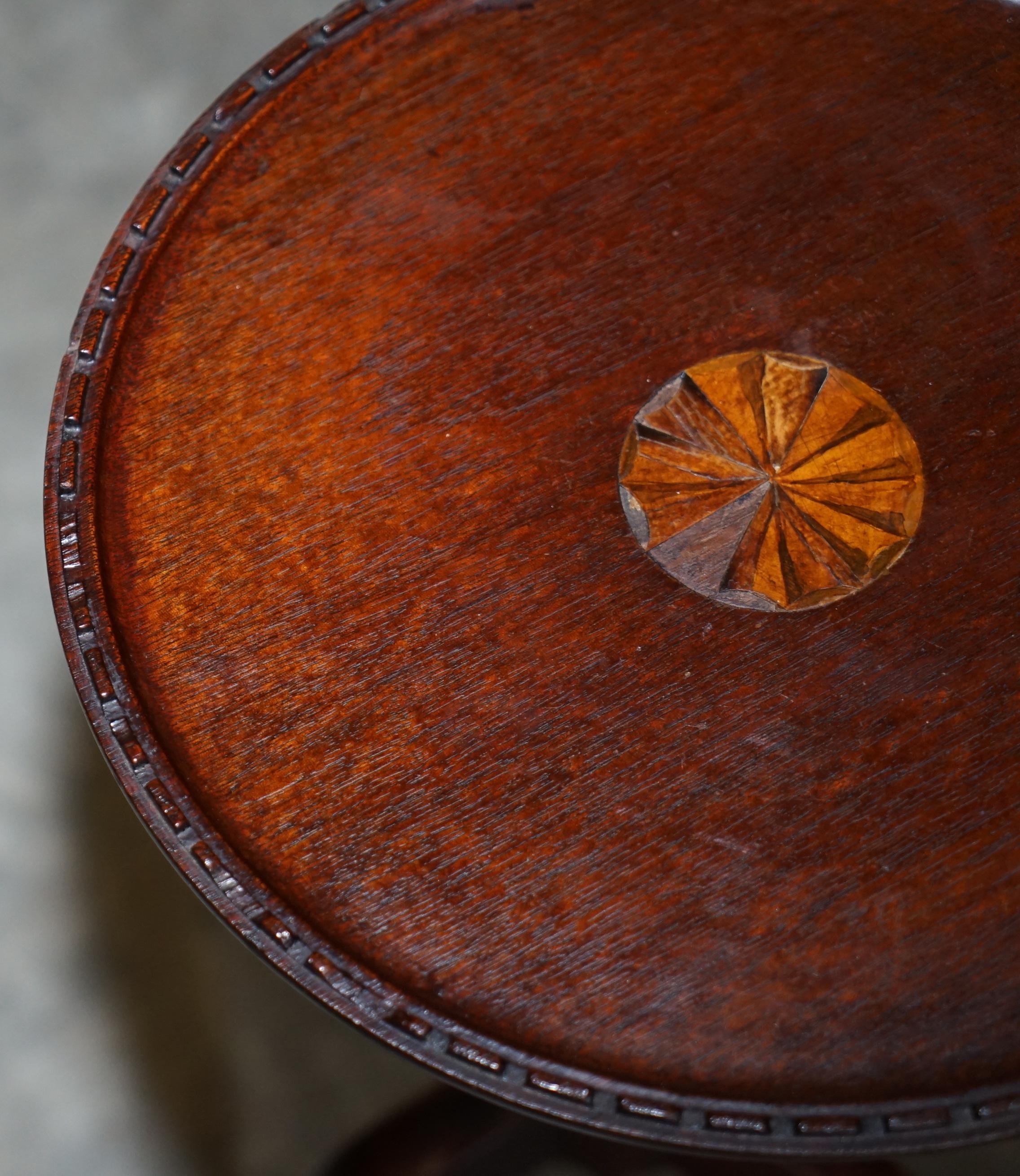 Fait main Ravissante lampe d'appoint ancienne à trois pieds en bois de feuillus de style néo-historique Sheraton en vente