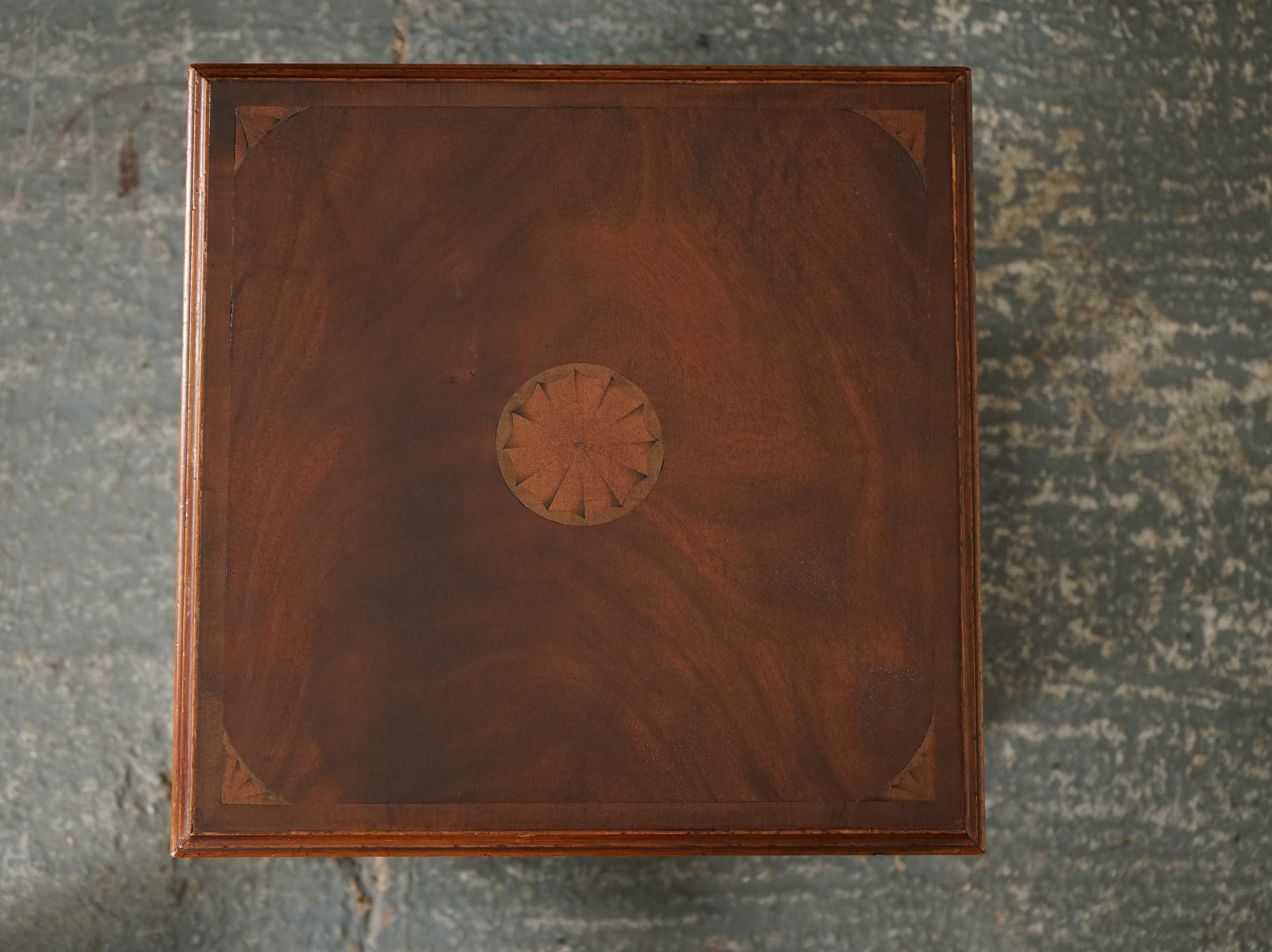 Ancienne table d'extrémité de bibliothèque tournante de style Sheraton Revival en vente 4