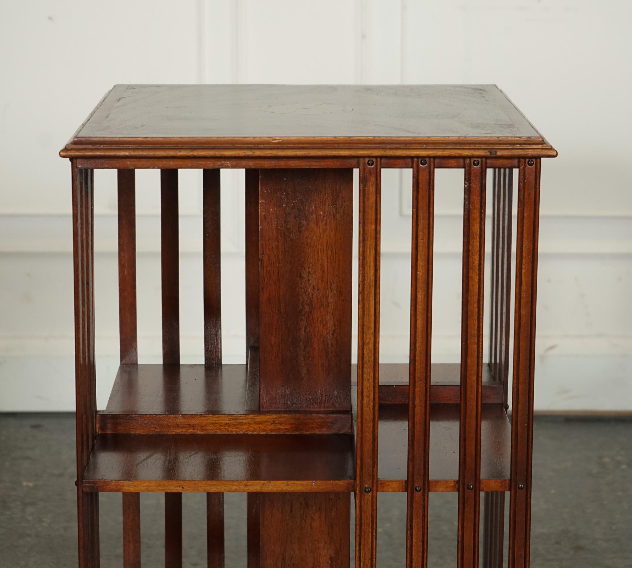 Ancienne table d'extrémité de bibliothèque tournante de style Sheraton Revival Bon état - En vente à Pulborough, GB