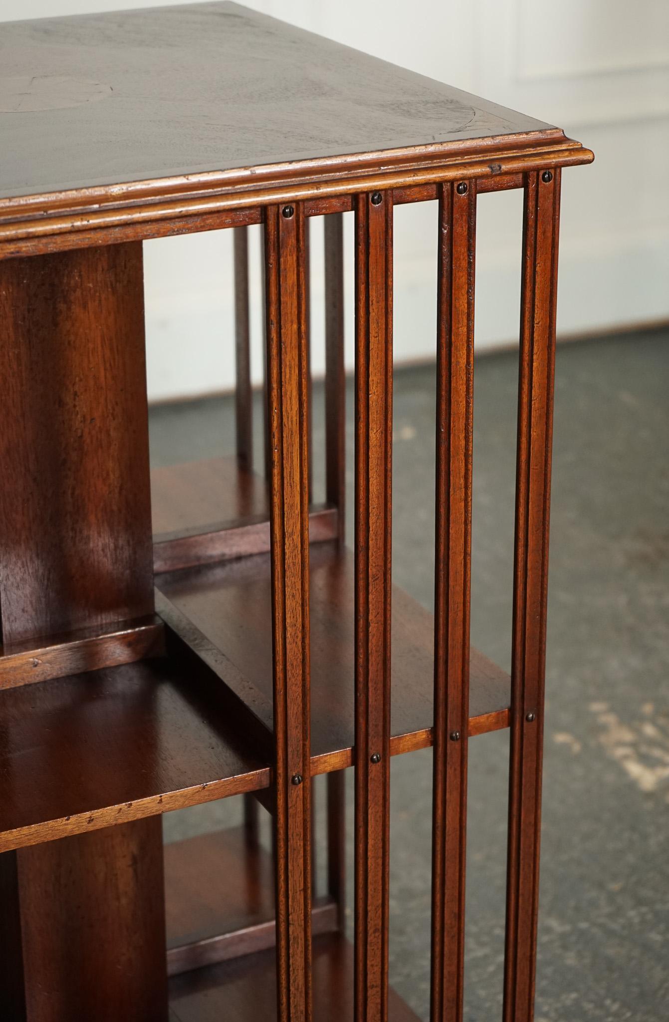 Bois de feuillus Ancienne table d'extrémité de bibliothèque tournante de style Sheraton Revival en vente