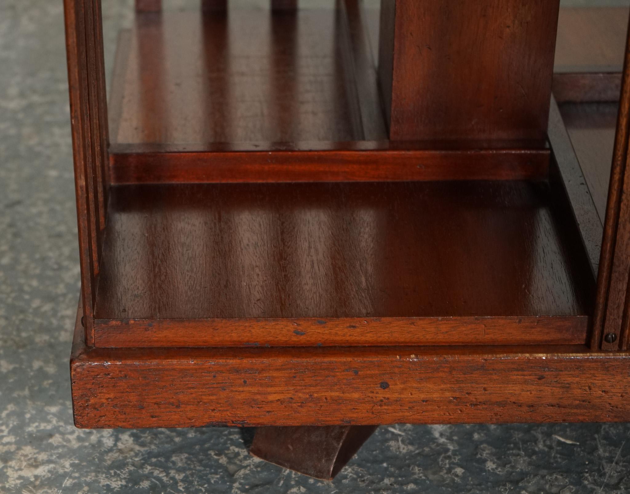 Ancienne table d'extrémité de bibliothèque tournante de style Sheraton Revival en vente 2