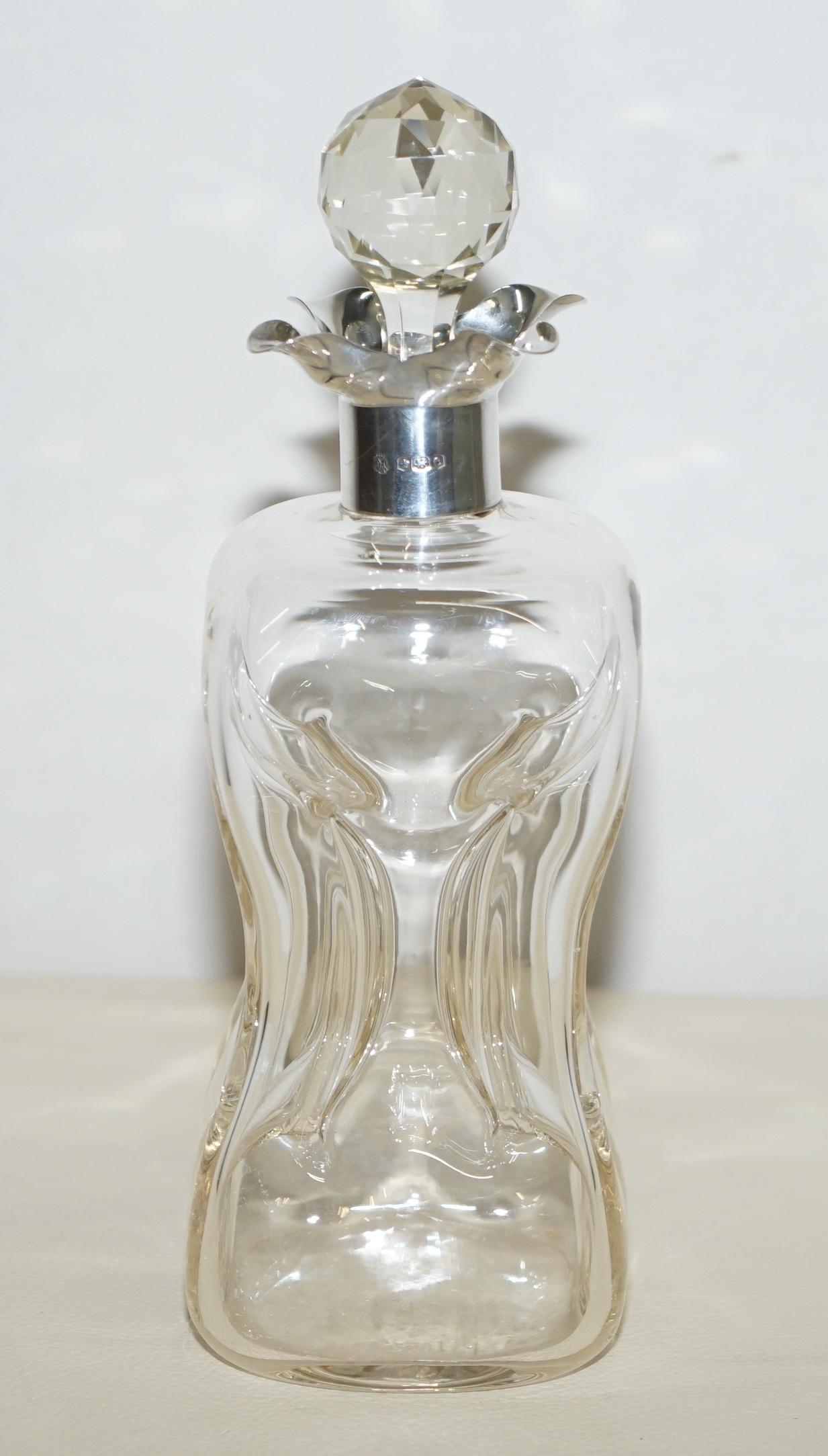 We are delighted to offer for sale this sublime 1922 cut glass crystal Pinch decanter with sterling silver collar

A good looking and decorative piece, the collar is fully hallmarked with the sideways facing Lion for 925 Sterling silver, the date
