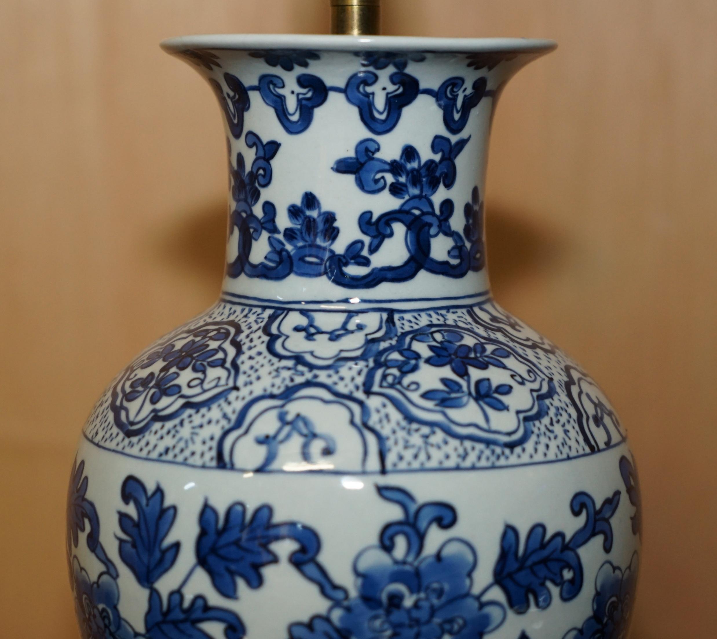 LOVELY ANTiQUE  Style CHINESE PORCELAIN LARGE TABLE LAMP SUPER DECORATIVE FINISH (Chinesischer Export) im Angebot