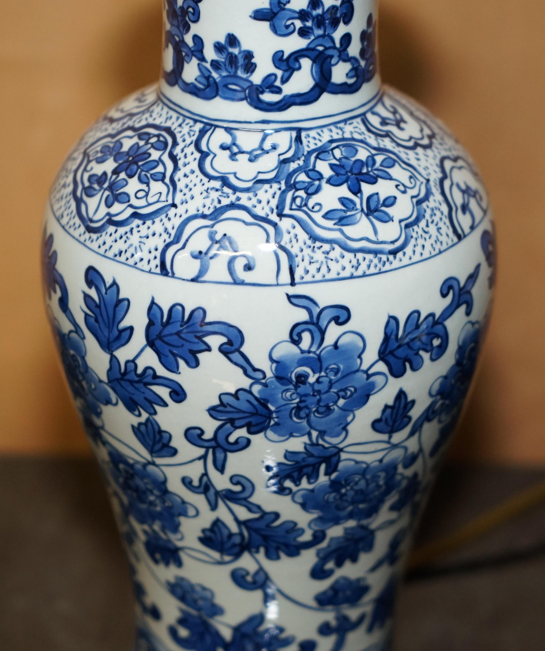 LOVELY ANTiQUE  Style CHINESE PORCELAIN LARGE TABLE LAMP SUPER DECORATIVE FINISH (Handgefertigt) im Angebot