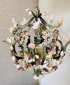 Pendentif chandelier en forme de bougie avec des fleurs en tôle et en coquillage