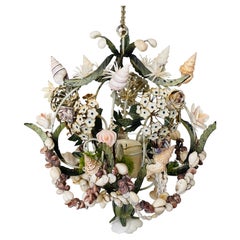 Pendentif chandelier en forme de bougie avec des fleurs en tôle et en coquillage