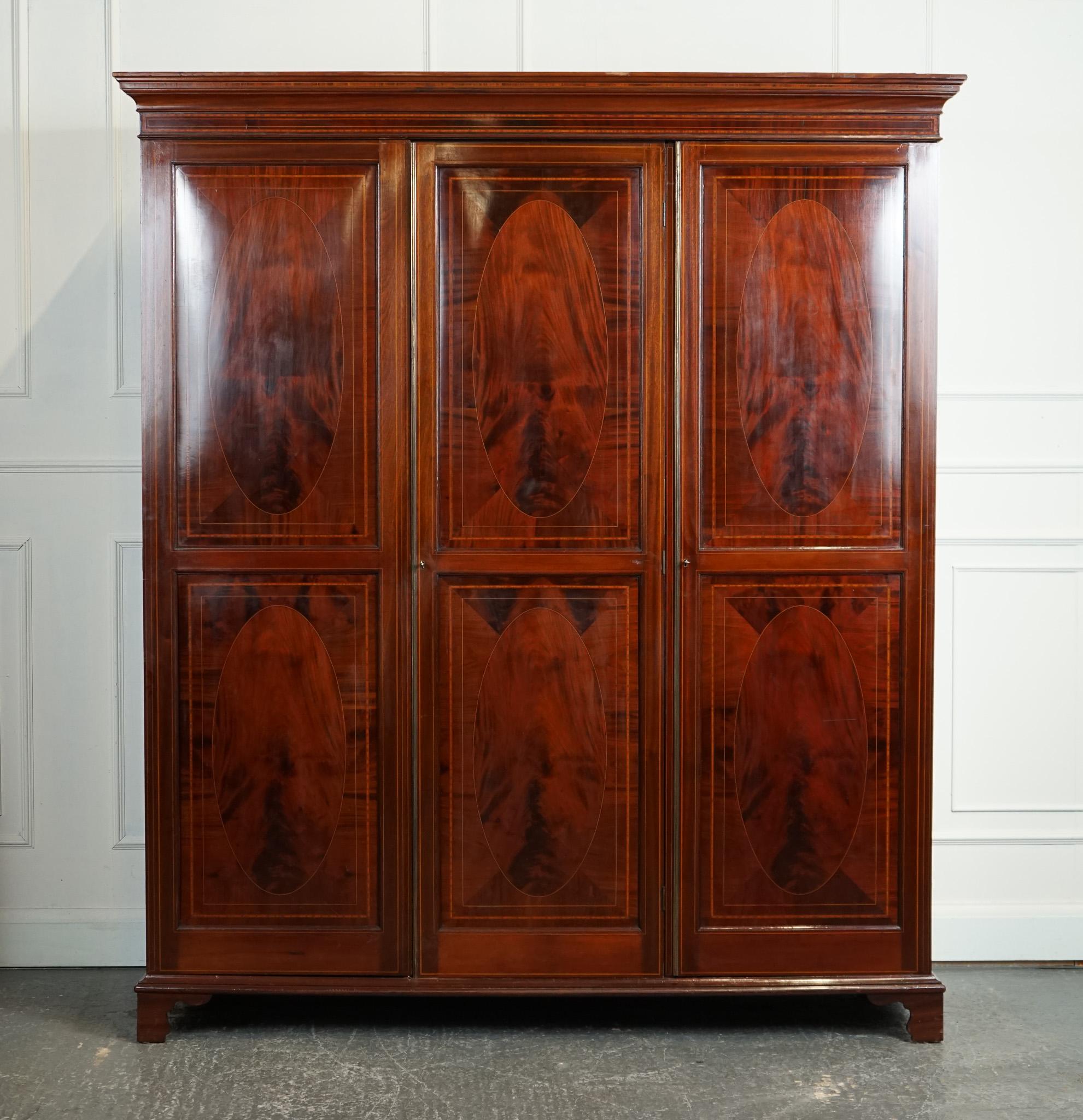 British LOVELY ANTIQUE TRiPLE HARDWOOD WARDROBE
