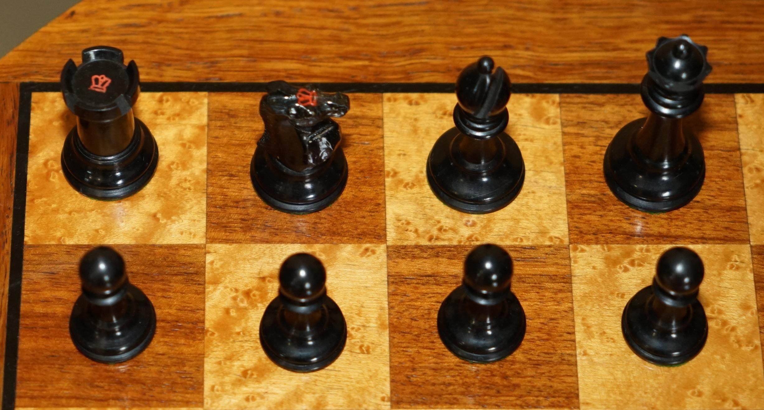 Mid-Century moderno LOVELY ANTIQUE VICTORIAN AYRES STAUNTON CROWN STAMPED CHESS SET IN ORiGINAL BOX in vendita