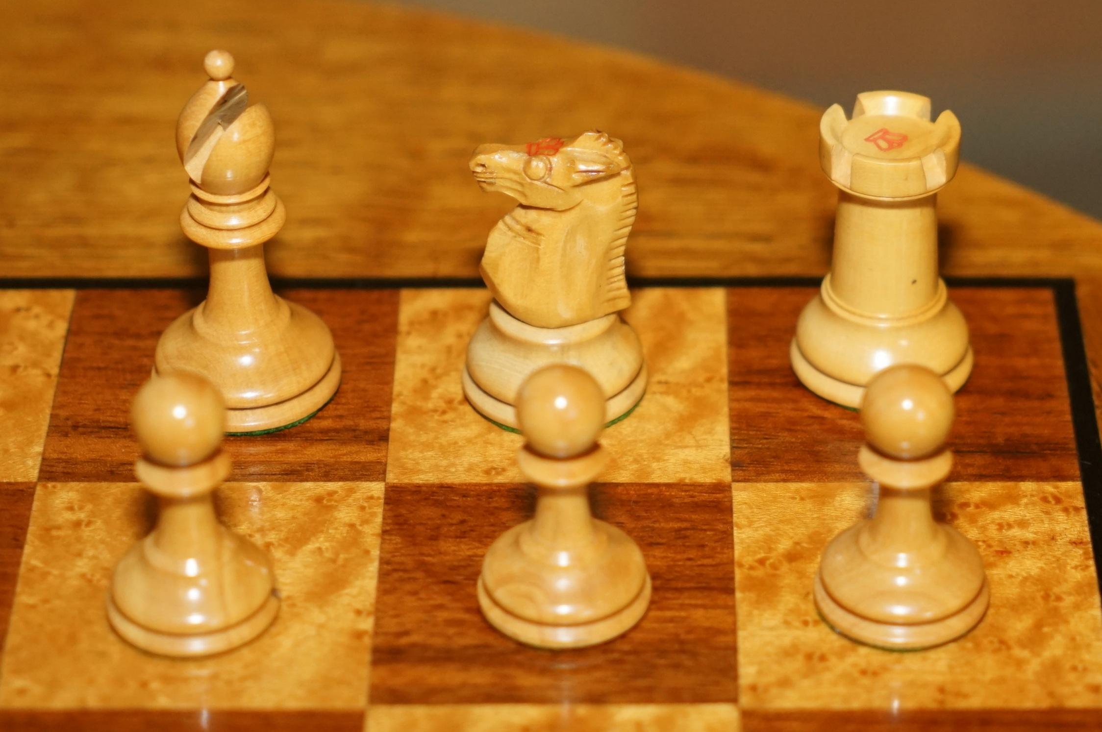 Legno massiccio LOVELY ANTIQUE VICTORIAN AYRES STAUNTON CROWN STAMPED CHESS SET IN ORiGINAL BOX in vendita