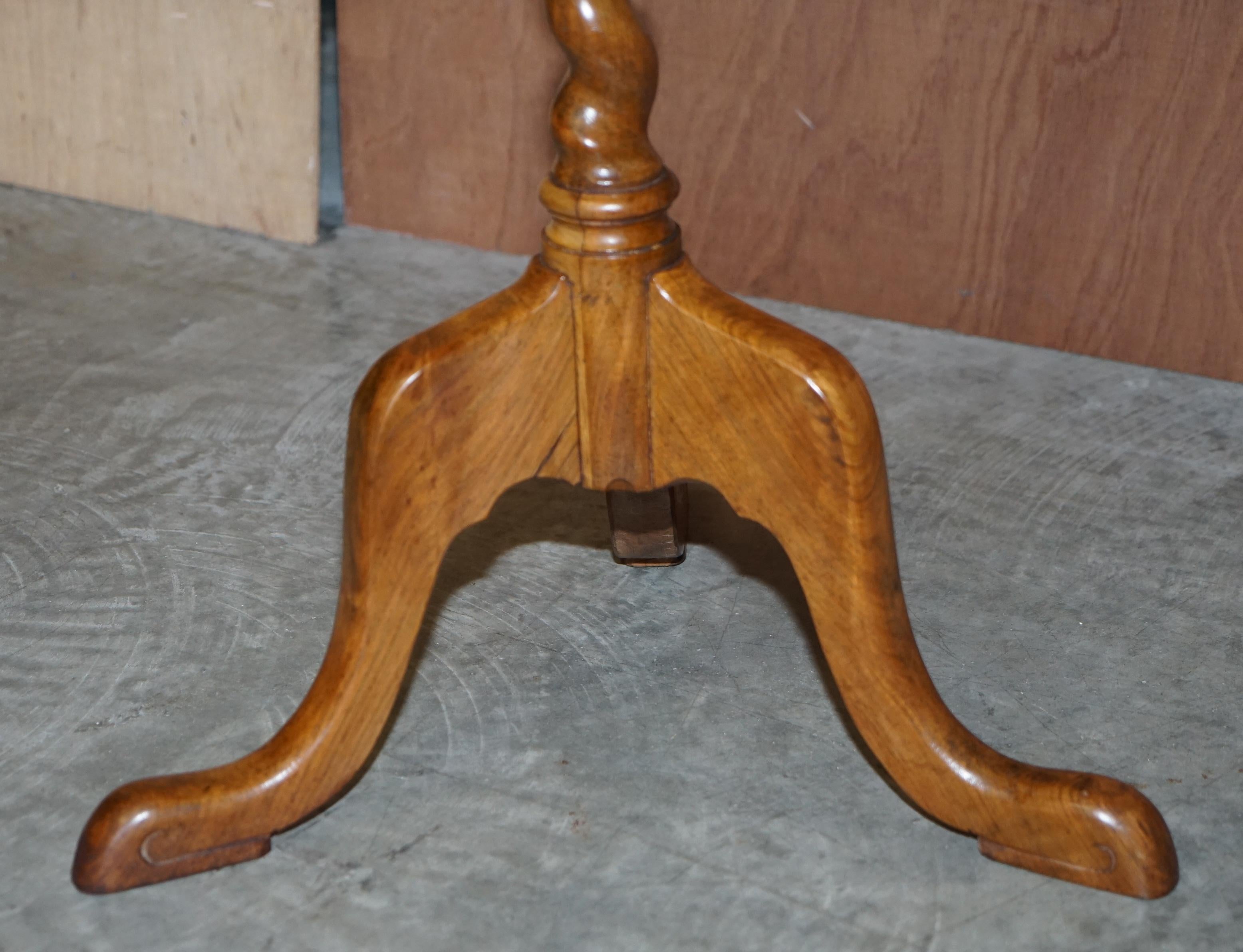 Ravissante table d'appoint victorienne ancienne à trois pieds en noyer avec plateau basculant, Angleterre en vente 3