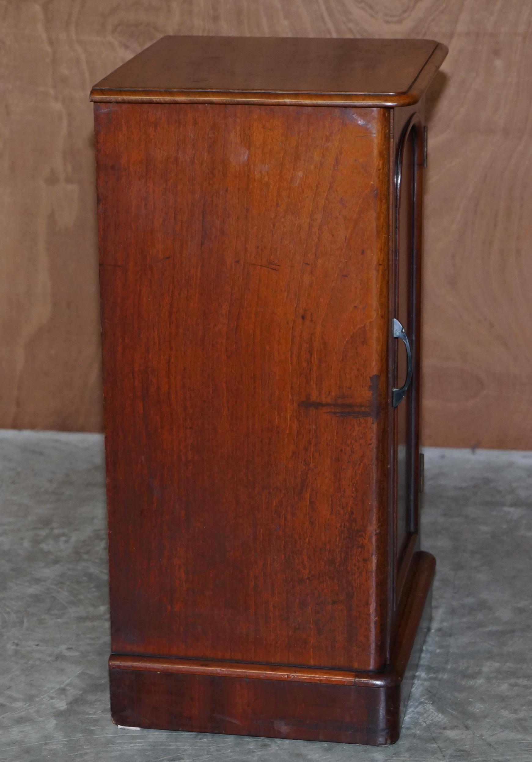Hand-Crafted Lovely Antique Victorian Flamed Hardwood Side End Lamp Table Sized Pot Cupboard For Sale
