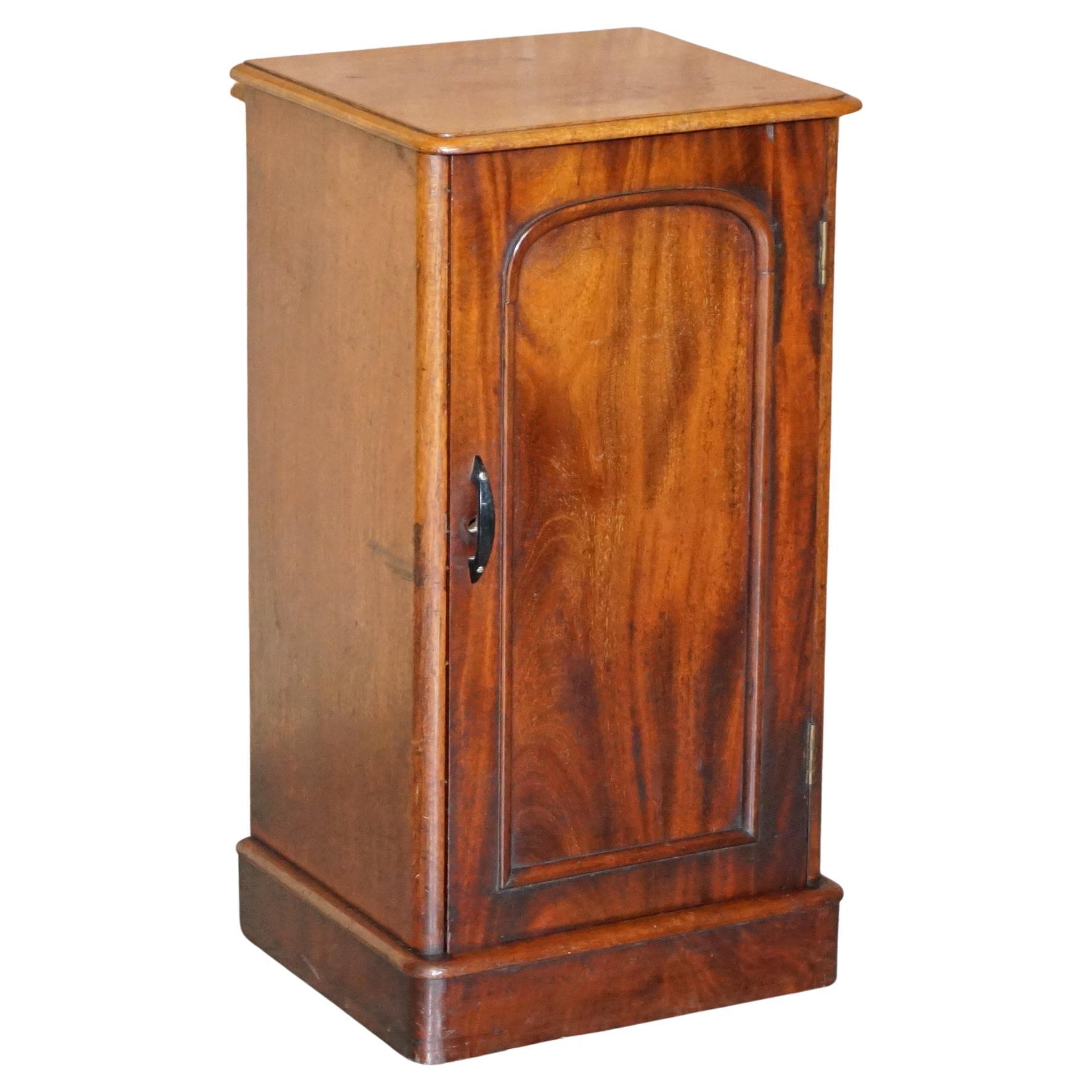 Lovely Antique Victorian Flamed Hardwood Side End Lamp Table Sized Pot Cupboard For Sale