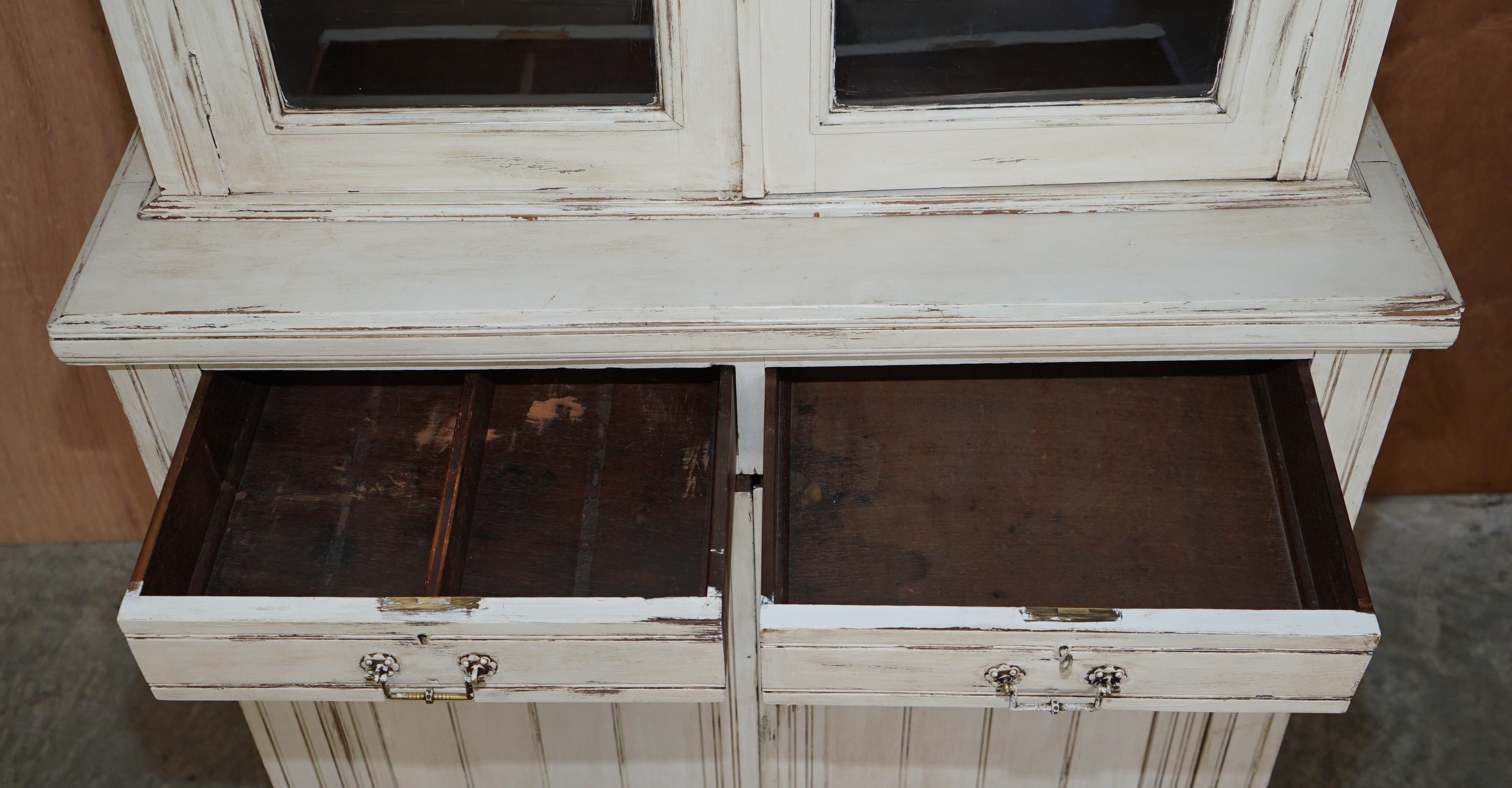Precioso armario o librería victoriana antigua de madera pintada a mano en venta 1