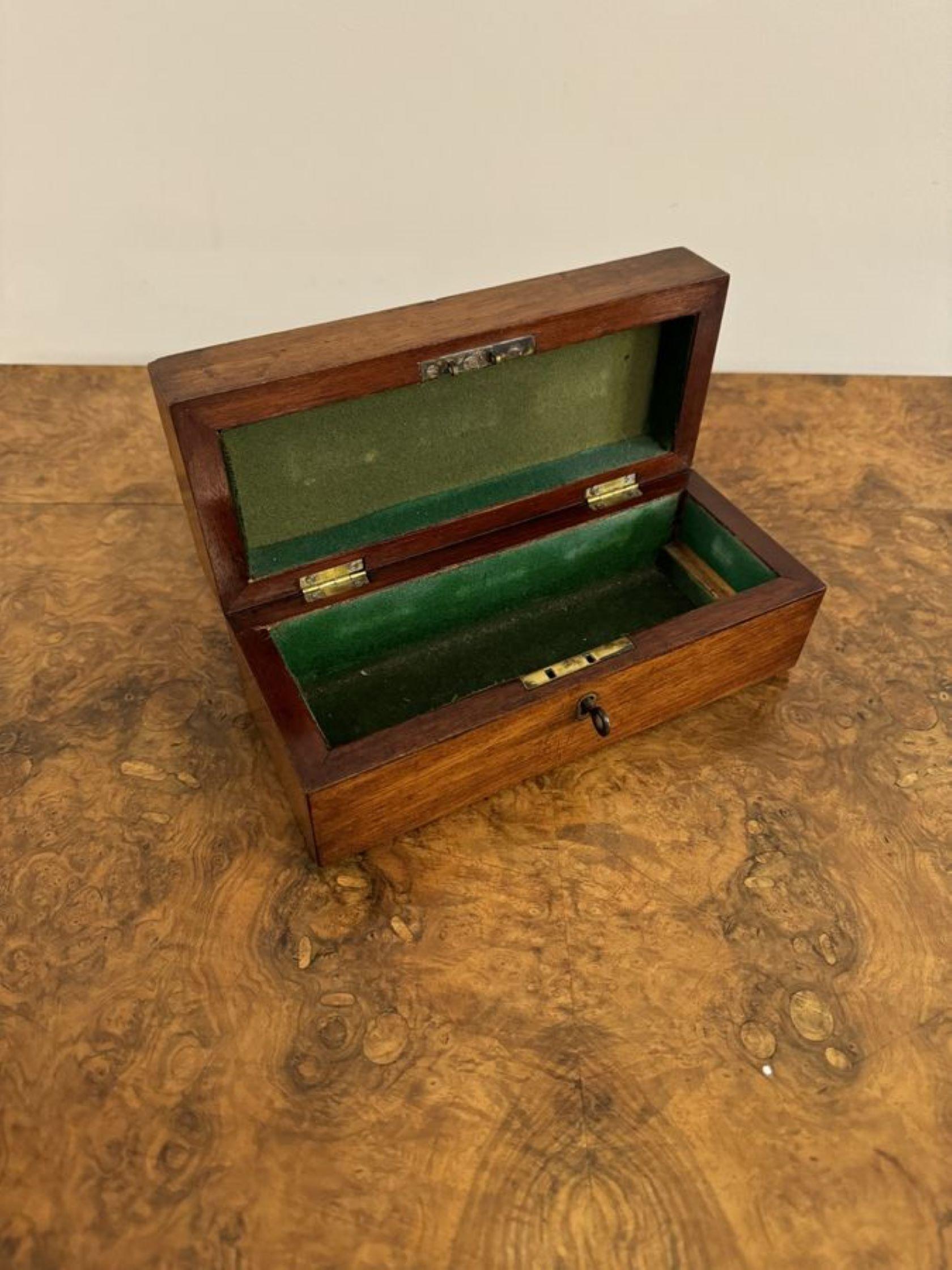 Preciosa caja de baratijas victoriana antigua de caoba, con tapa elevable que se abre para revelar un compartimento de almacenamiento forrado con un interior de fieltro verde. 

D. 1880