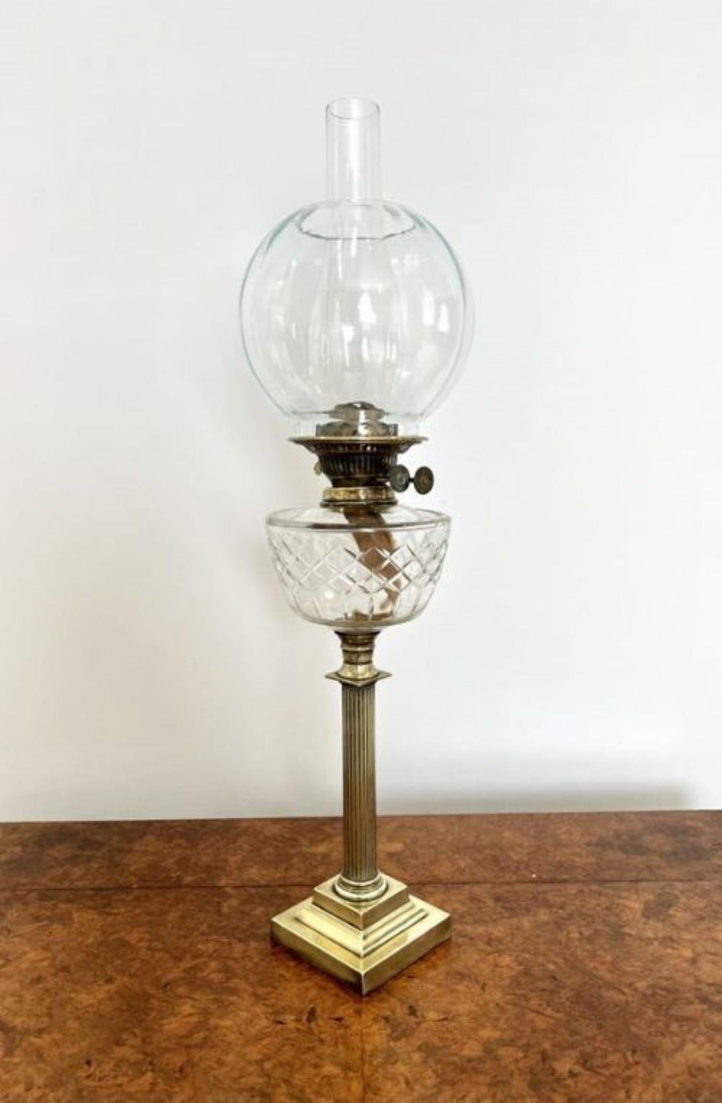 Jolie lampe à huile ancienne de qualité victorienne en laiton Bon état - En vente à Ipswich, GB