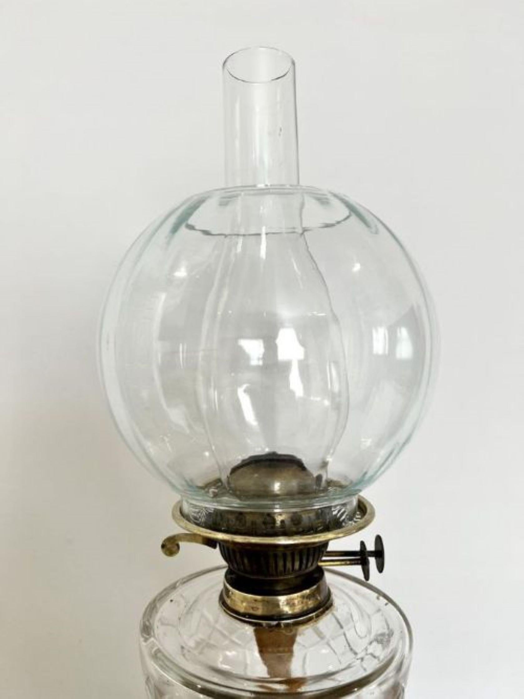 XIXe siècle Jolie lampe à huile ancienne de qualité victorienne en laiton en vente