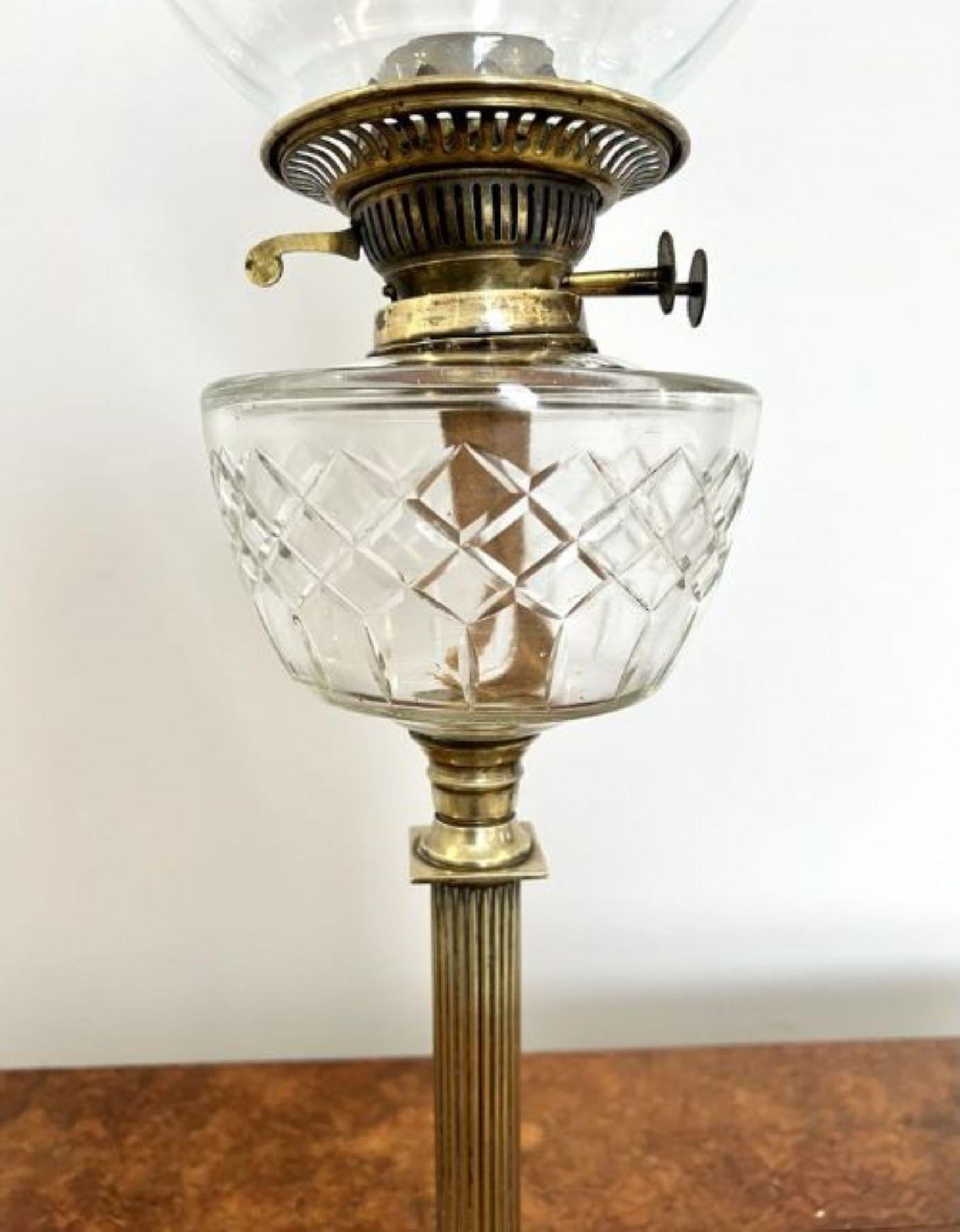 Laiton Jolie lampe à huile ancienne de qualité victorienne en laiton en vente