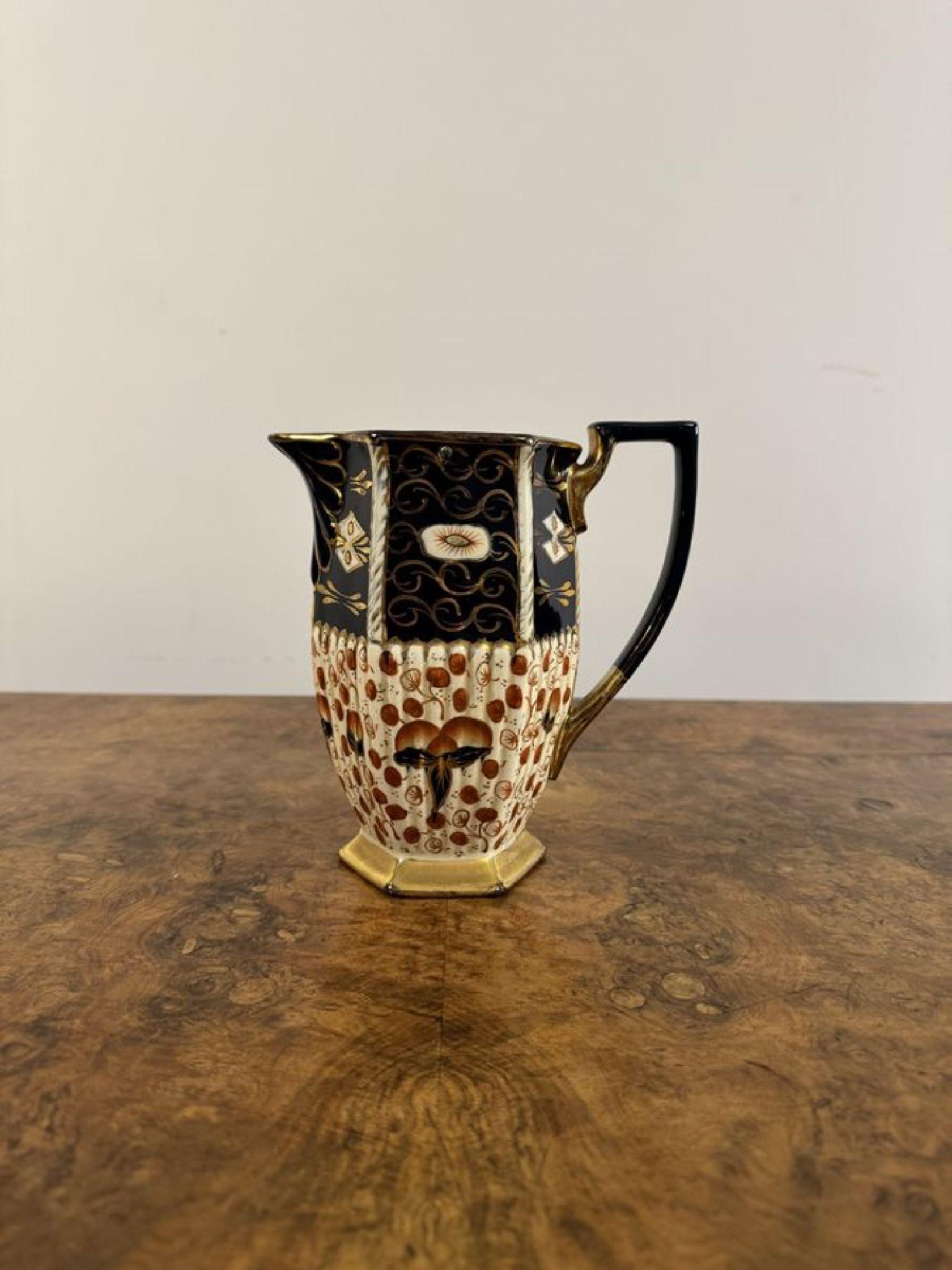 Charmant service à thé victorien Royal Davenport trois pièces, composé d'une belle théière avec son support d'origine, d'un pot à eau chaude et d'un sucrier dans une magnifique décoration colorée en bleu, rouge, blanc et or.

D. 1880