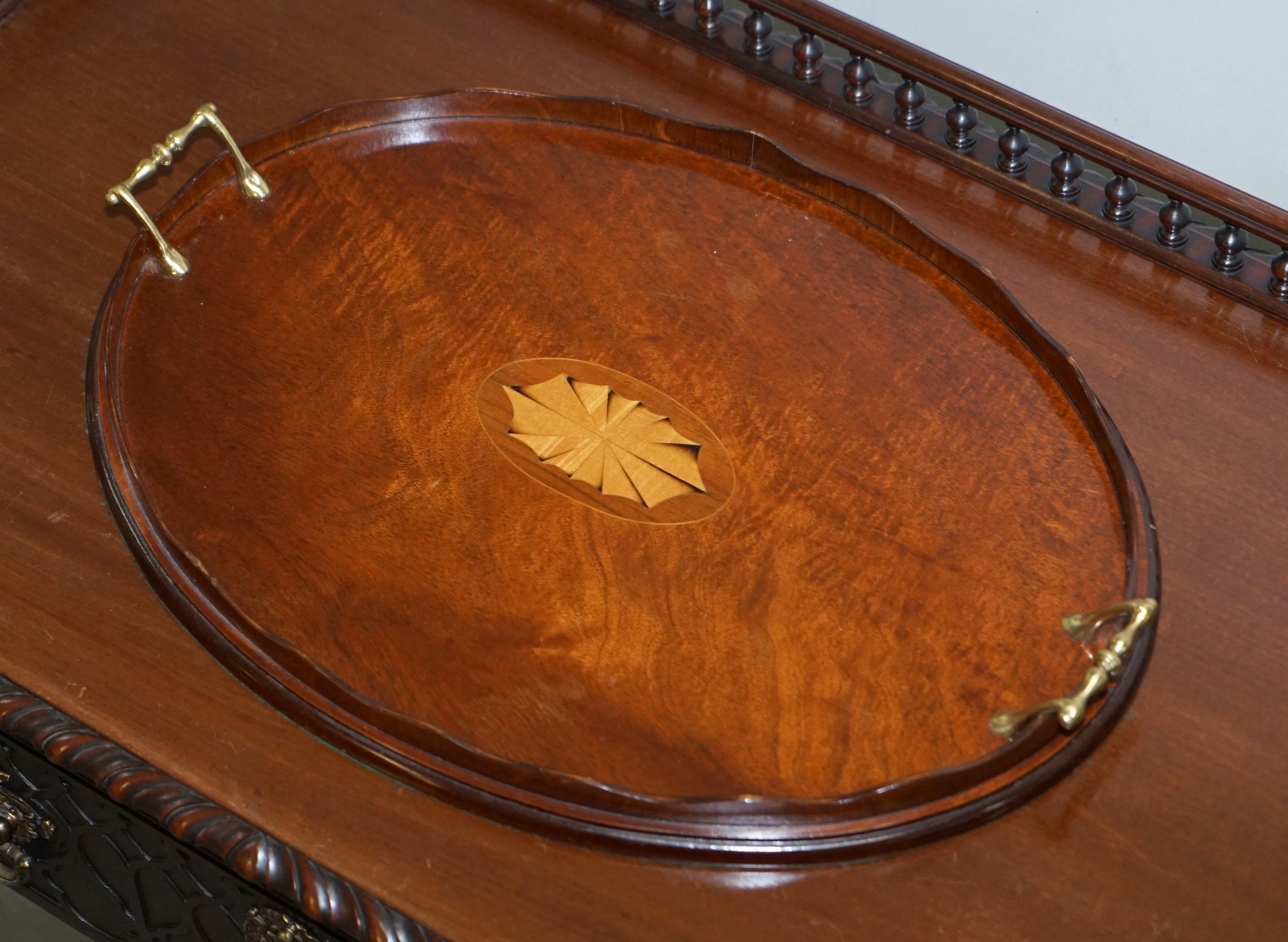 We are delighted to offer for sale this exquisite very well made original Victorian walnut Sheraton inlaid large butlers serving tray with bronze handles

This is a well made and decorative piece, it’s a large tray so you can easily fit a dinner
