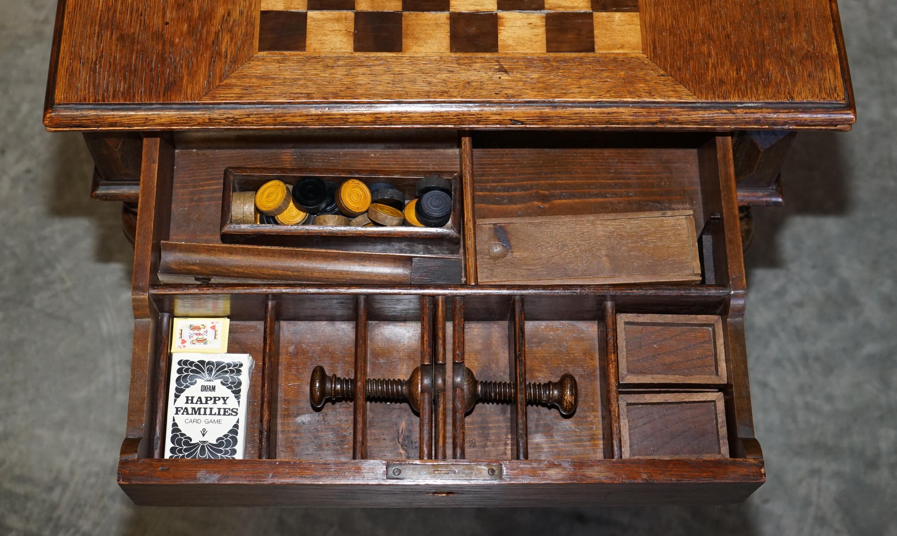 Ravissante table de jeu d'échecs victorienne ancienne datant d'environ 1880 avec Baize de cartes pliée sur le dessus en vente 7