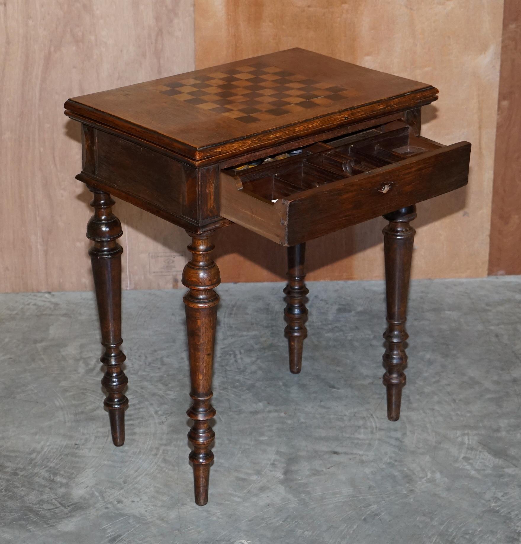 Ravissante table de jeu d'échecs victorienne ancienne datant d'environ 1880 avec Baize de cartes pliée sur le dessus en vente 8