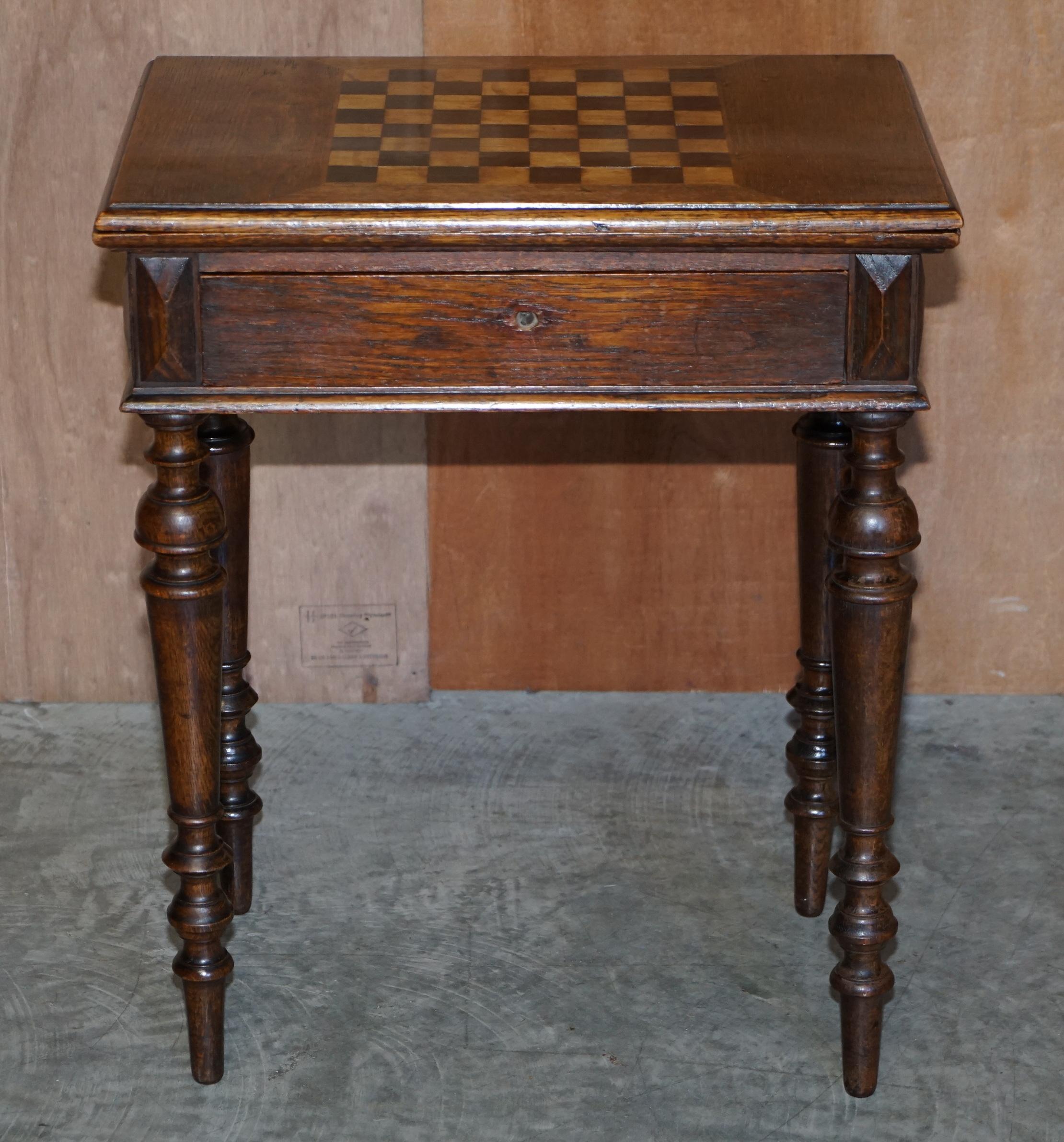 Fait main Ravissante table de jeu d'échecs victorienne ancienne datant d'environ 1880 avec Baize de cartes pliée sur le dessus en vente