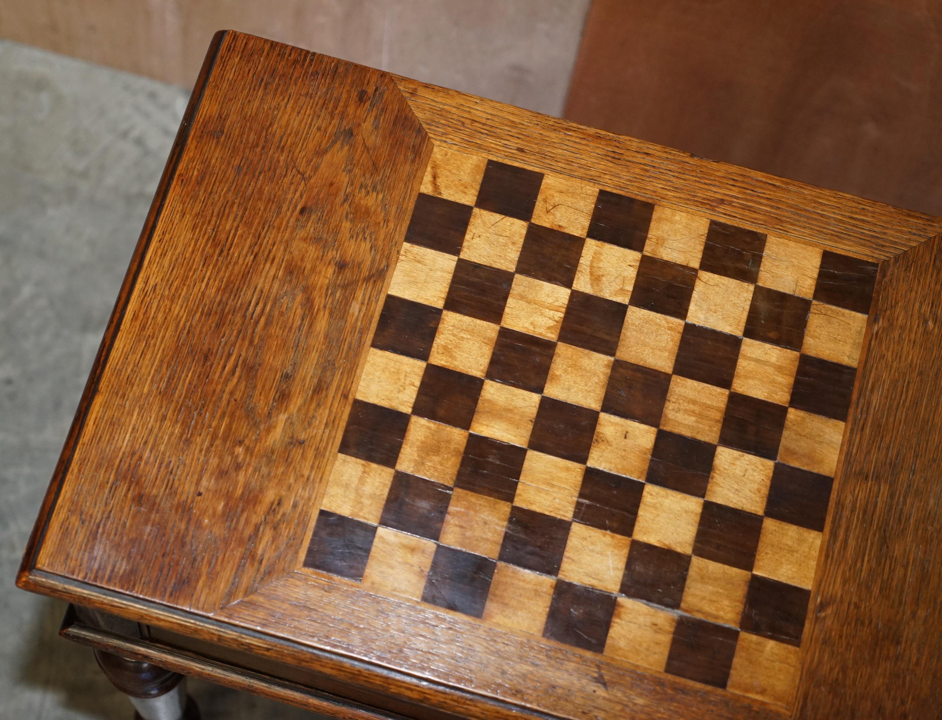 Chêne Ravissante table de jeu d'échecs victorienne ancienne datant d'environ 1880 avec Baize de cartes pliée sur le dessus en vente