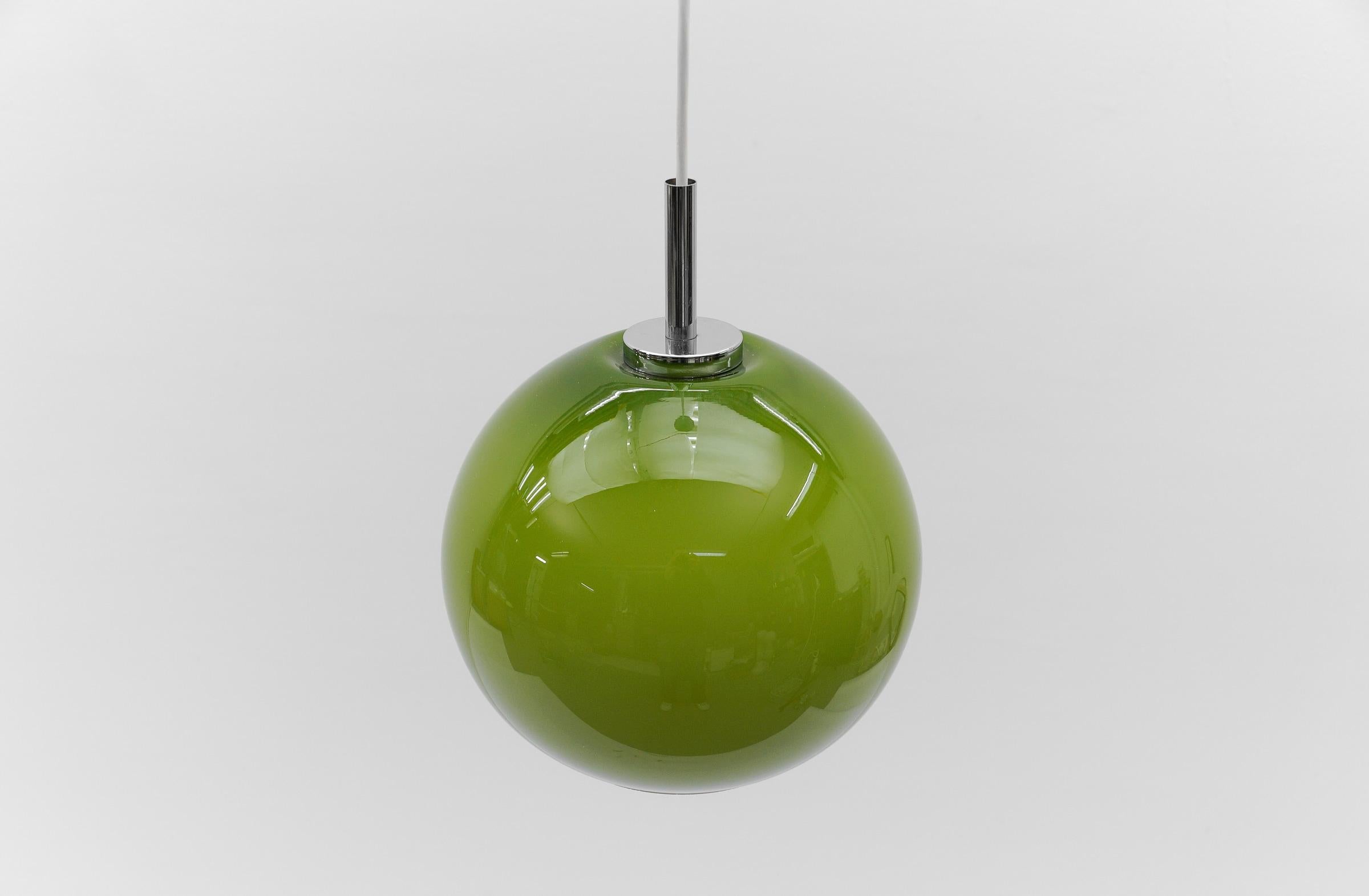 Lovely Apple Green Glass Ceiling Lamp by Peill & Putzler, 1960s In Good Condition For Sale In Nürnberg, Bayern