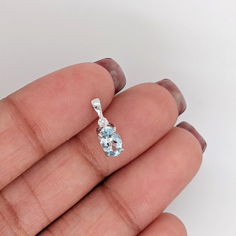 Ce magnifique pendentif est orné d'une aigue-marine ovale de 0,4 carat et d'un diamant naturel serti dans de l'or massif 14K. Ce pendentif peut être un joli cadeau de pierre de naissance du mois de mars pour vos proches ! 

Spécifications

Type