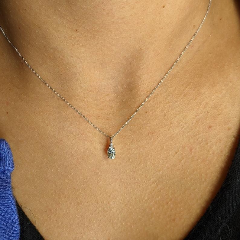 Moderne Ravissant pendentif aigue-marine ovale de 6 x 4 mm en or massif 14 carats avec diamants extraits de la terre en vente